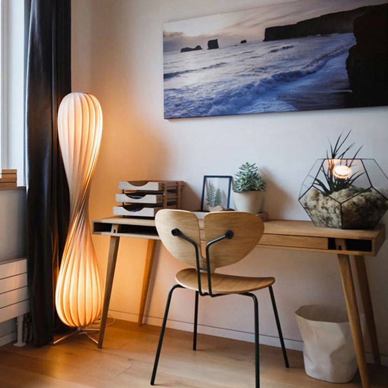 Muto Lámpara de Pie Moderna de Madera Torcida Color Madera