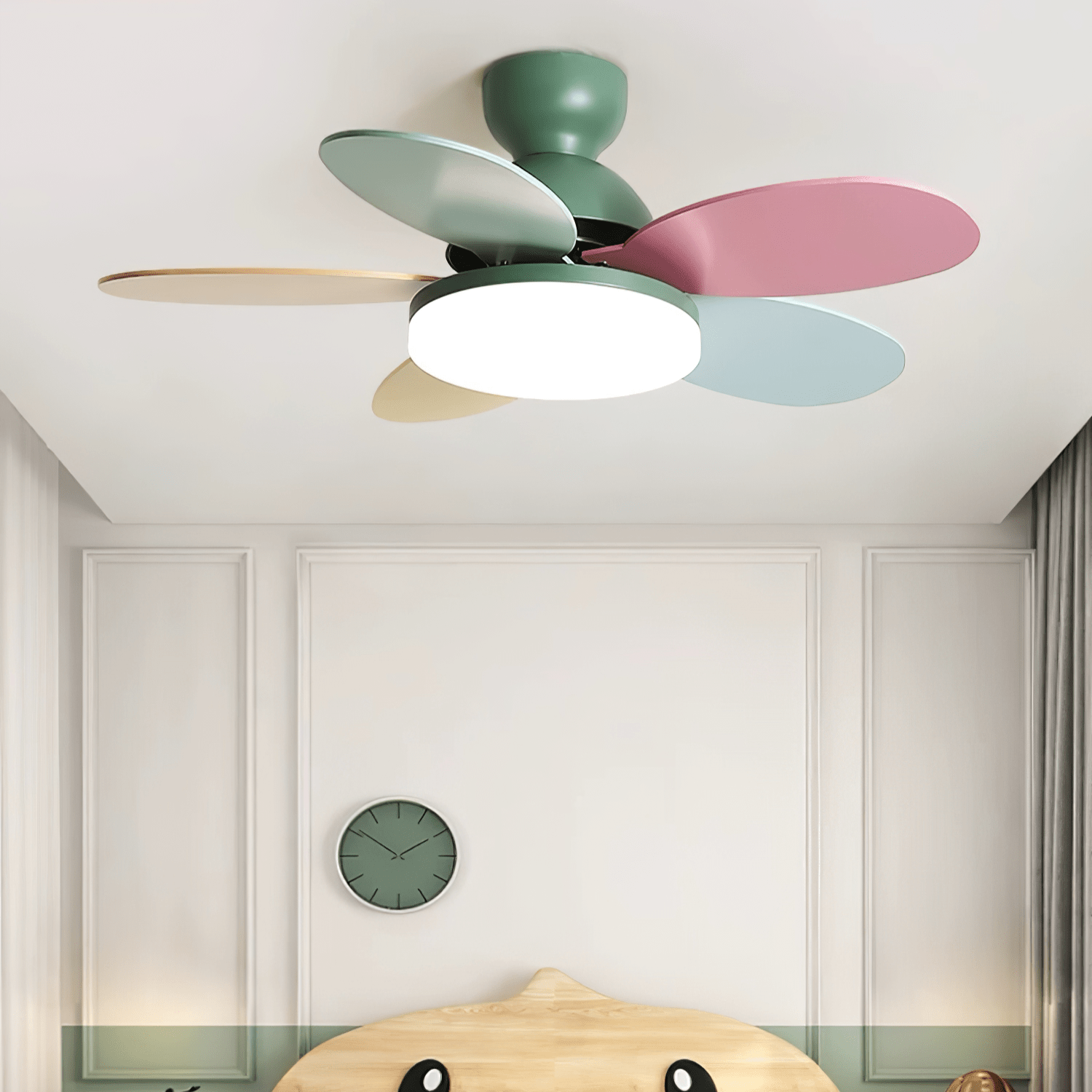 Primer plano de la pantalla de cristal colorido del ventilador de techo Liora