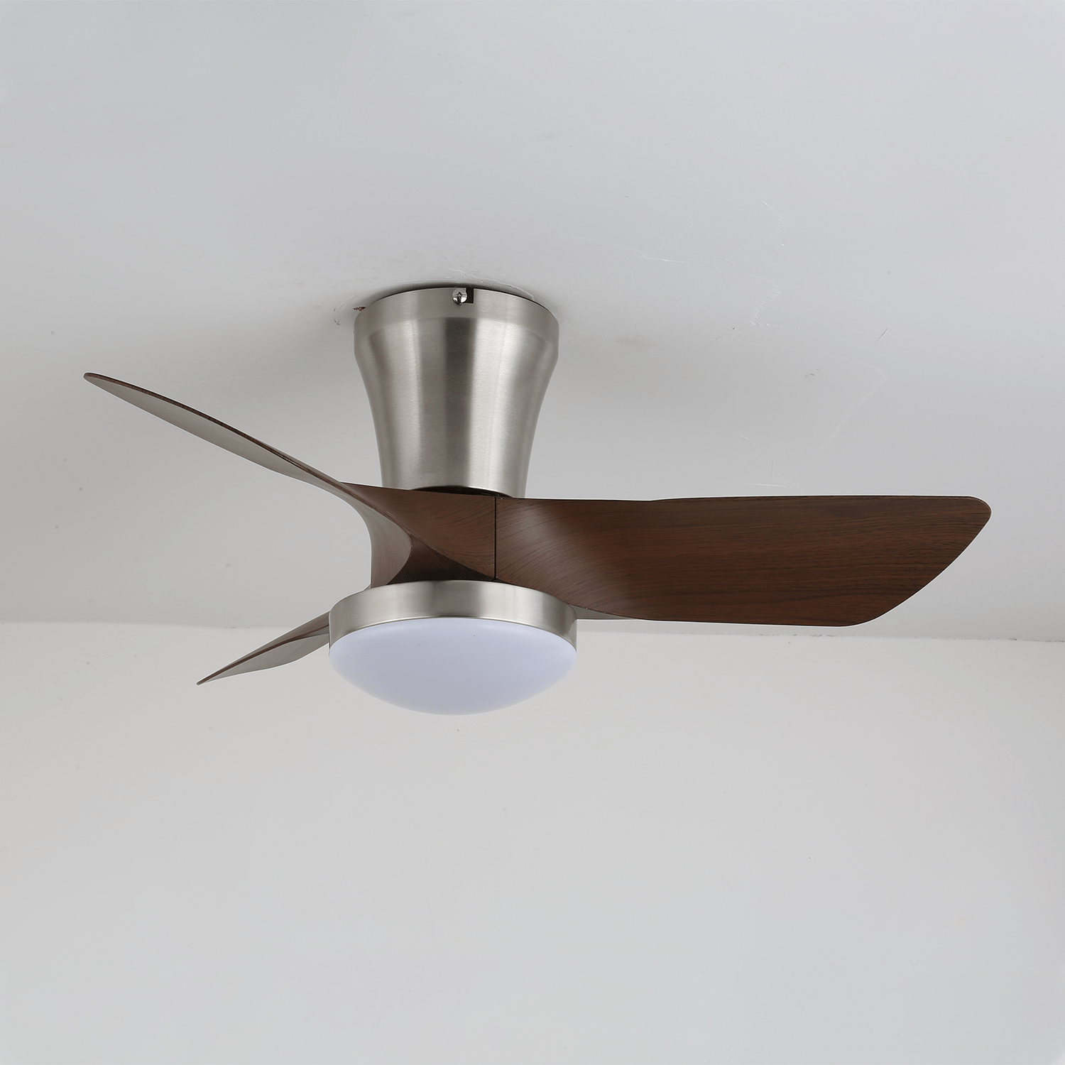 Ventilador de Techo Moderno de Madera Trivon en un ambiente de sala de estar moderna