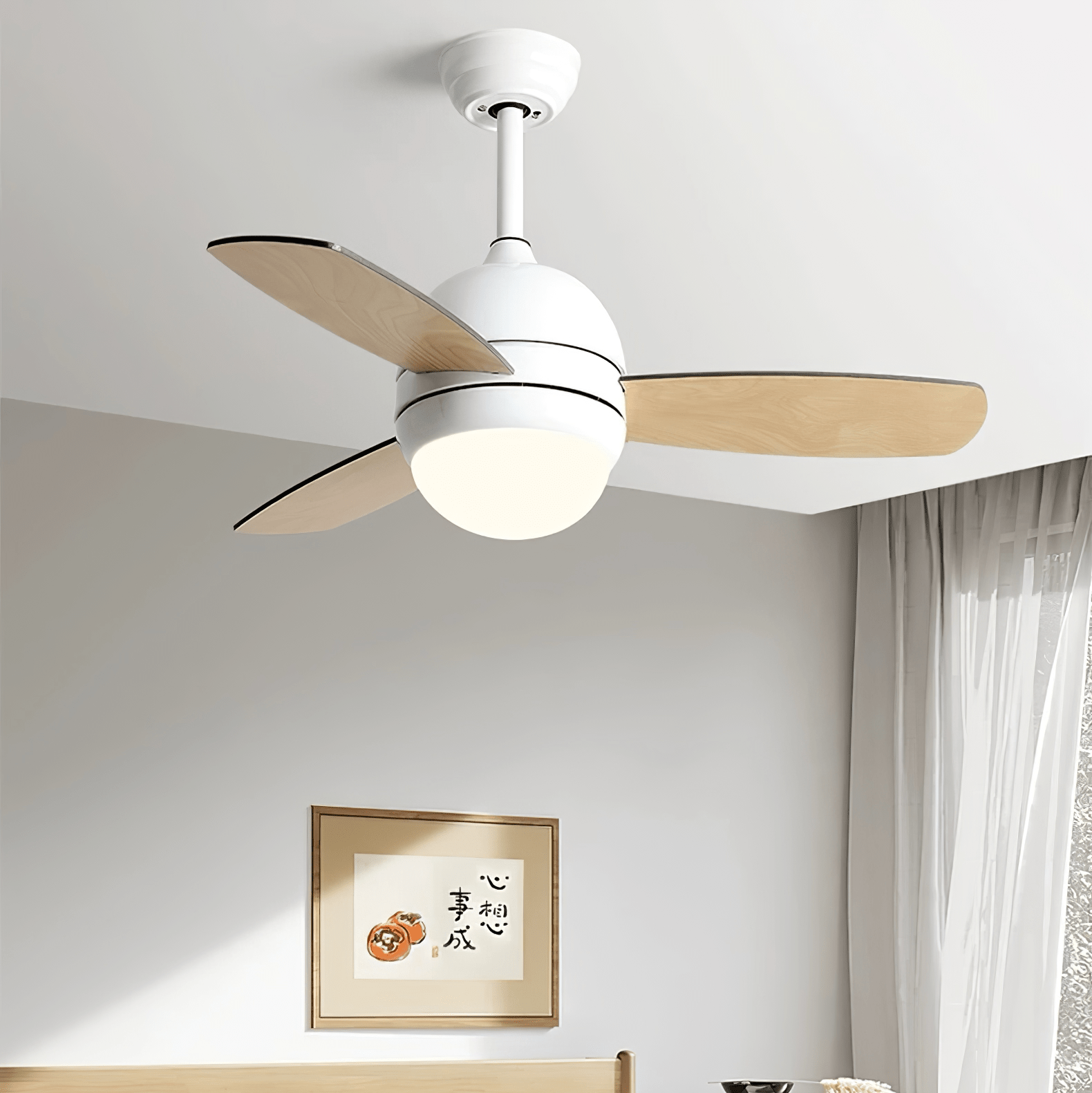 Primer plano del ventilador de techo Vevo con luz, mostrando las aspas de madera blanca y el núcleo LED.
