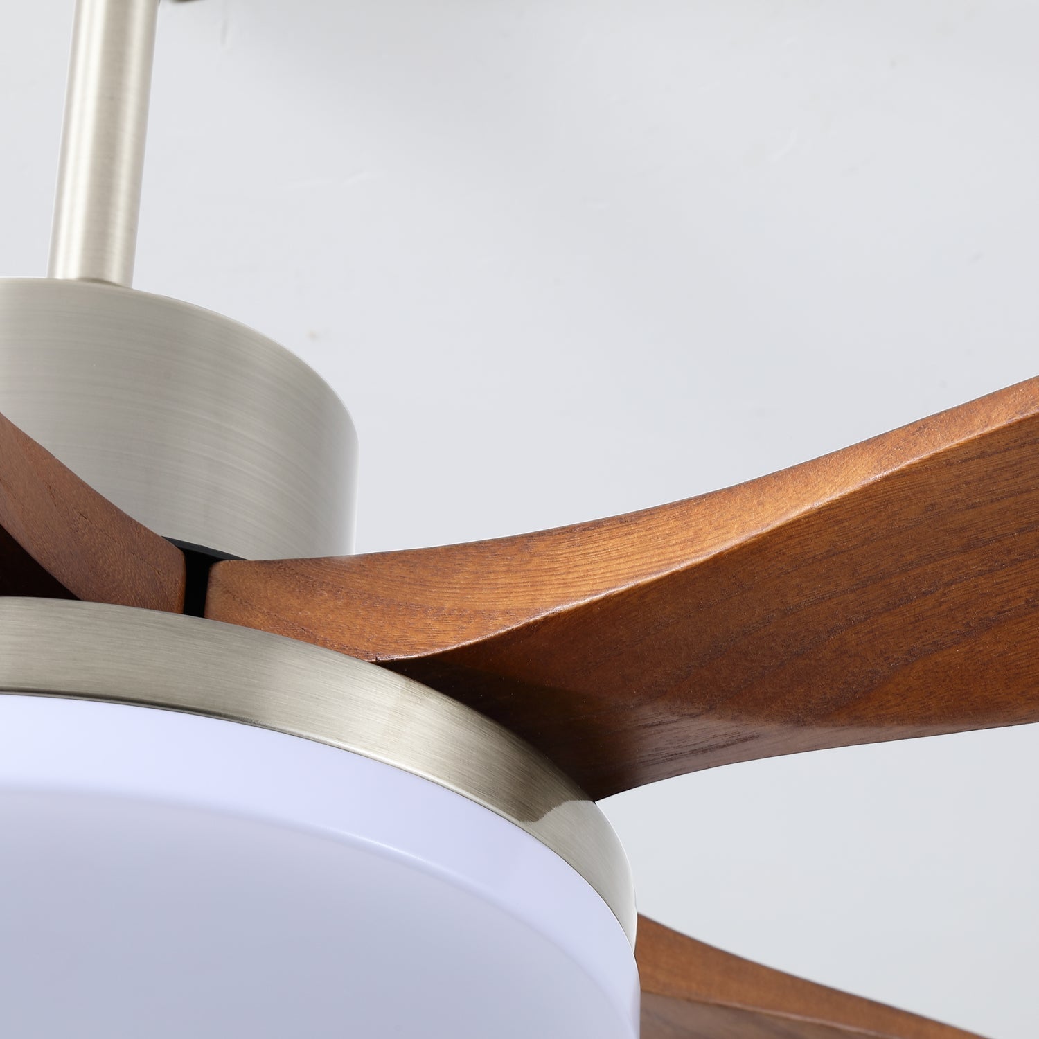 Lámpara ventilador de techo Orvian moderna, mostrando su diseño elegante