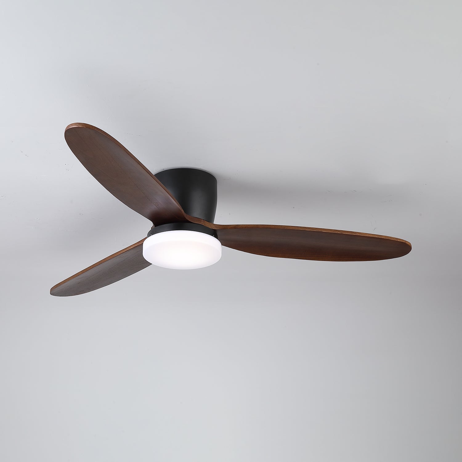 Ventilador de Techo con Luz Athyrs destacando su estructura metálica
