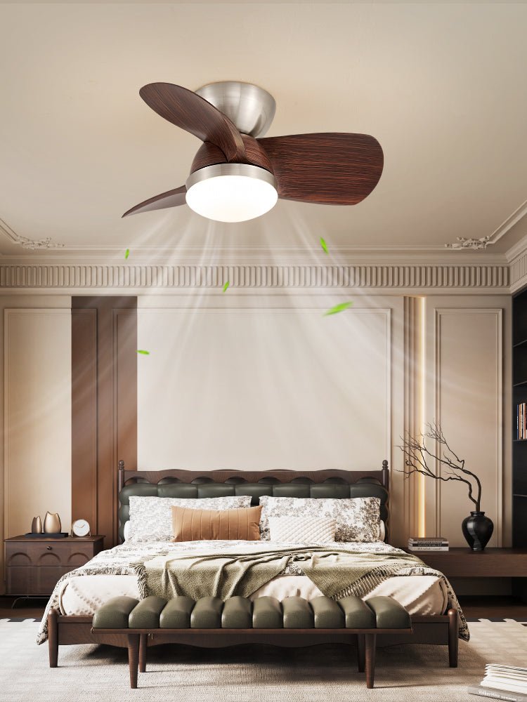 Primer plano de las aspas y la pantalla acrílica del Ventilador de Techo Dyms con Luz