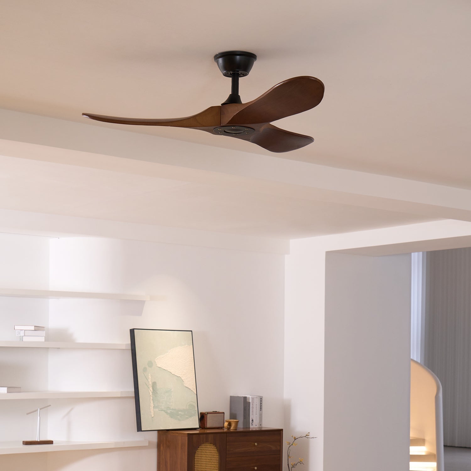 Ventilador de Techo de Madera Aviona con acabado de Veta de Madera de Nogal.
