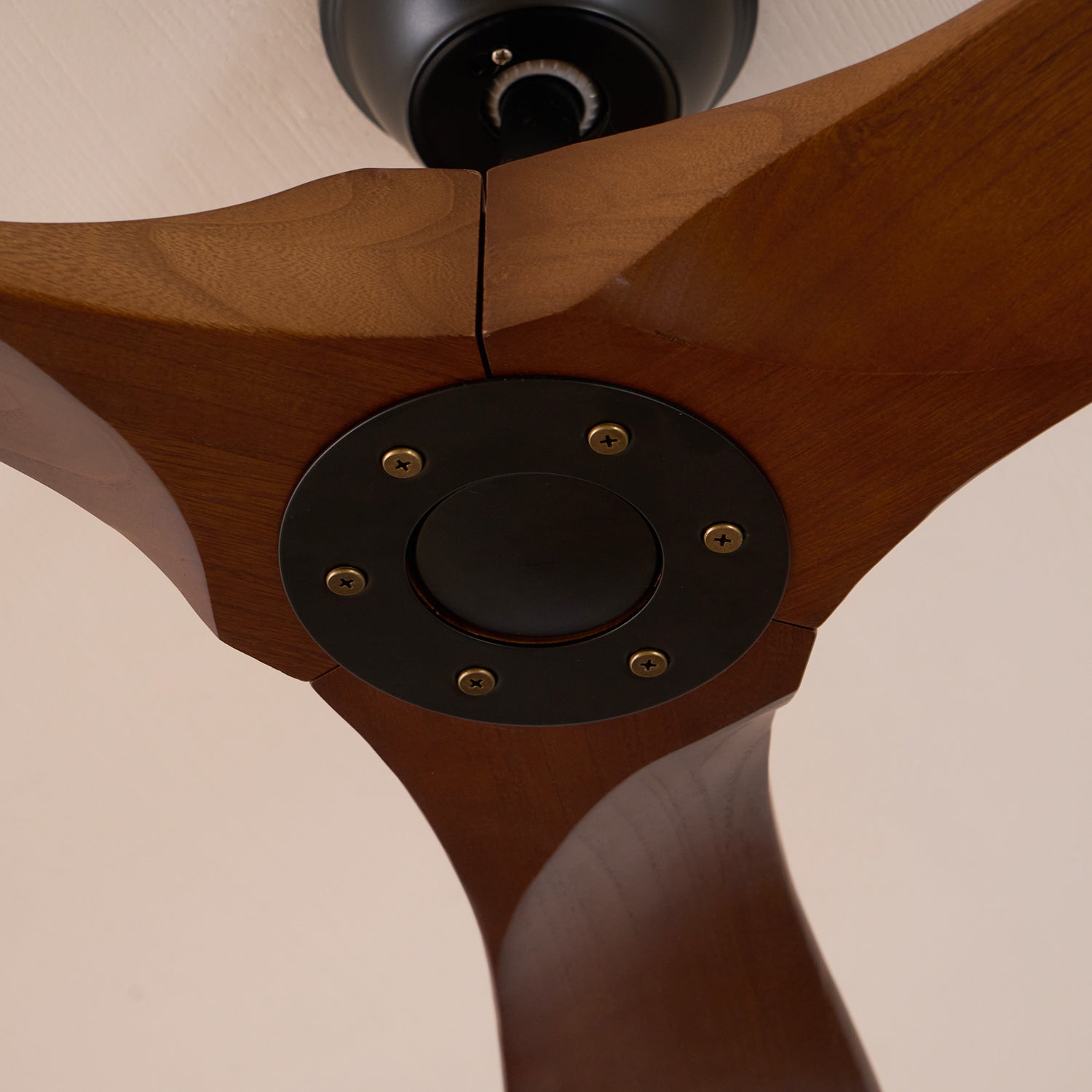Ventilador de Techo de Madera Aviona, mostrando su funcionamiento silencioso.