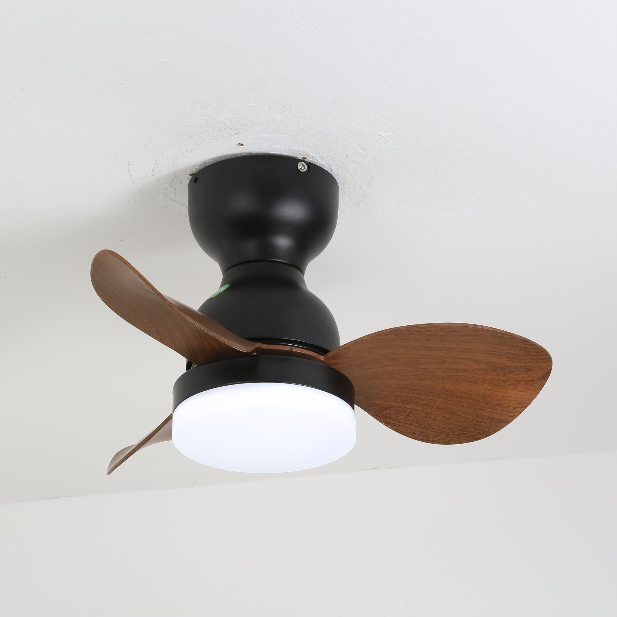 Detalle de la pantalla acrílica del Ventilador de Techo Silas con Luz