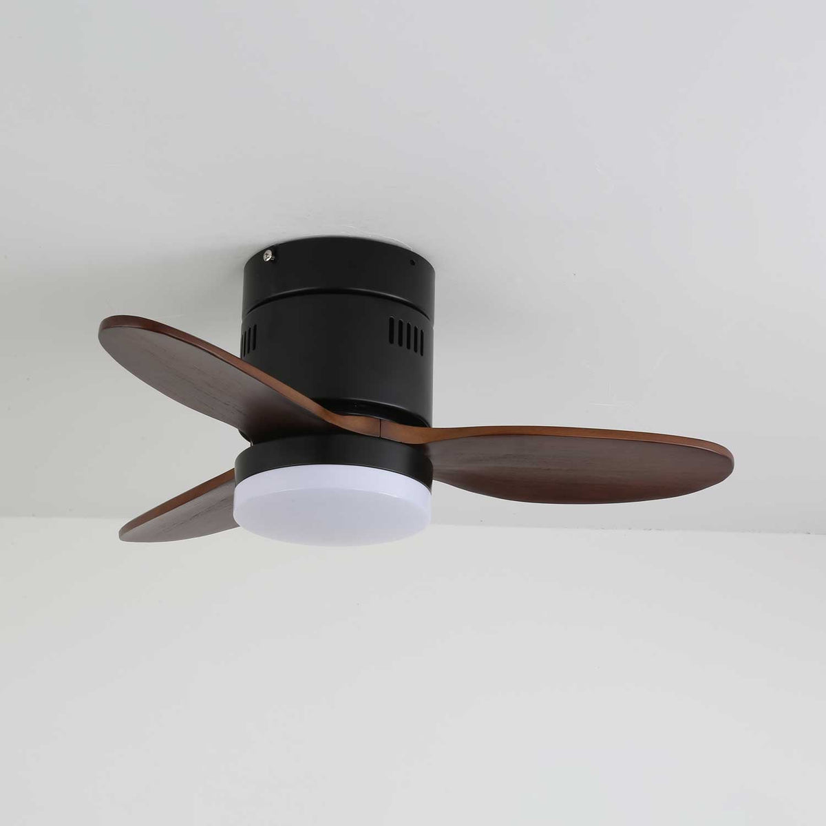 Ventilador de Techo Eris Minimalista de Madera con Luz en un ambiente de dormitorio contemporáneo