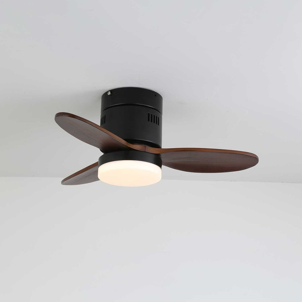 Ventilador de Techo Eris Minimalista de Madera con Luz, mostrando su estética versátil