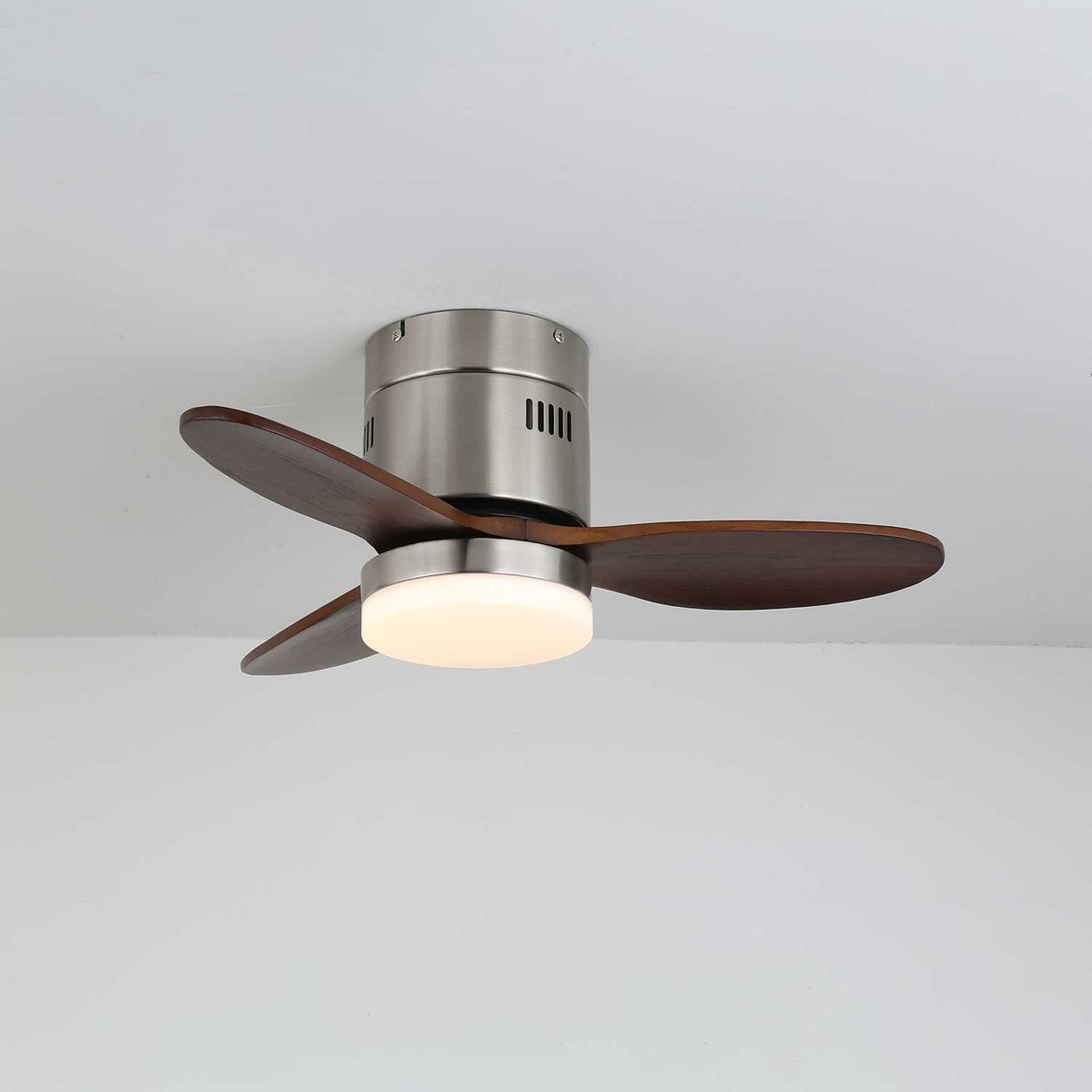 Ventilador de Techo Eris Minimalista de Madera con Luz con las aspas en movimiento