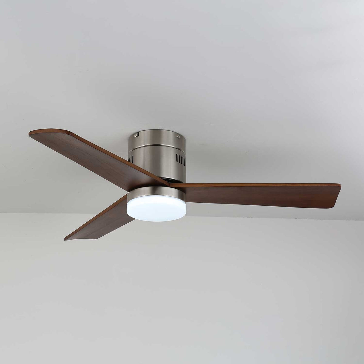 Ventilador de Techo Eris Minimalista de Madera con Luz destacando su motor de cobre puro
