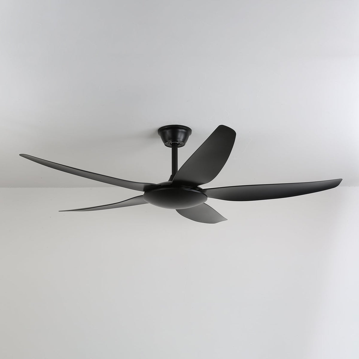 Ventilador de Techo Onyxa con Luz iluminando una habitación