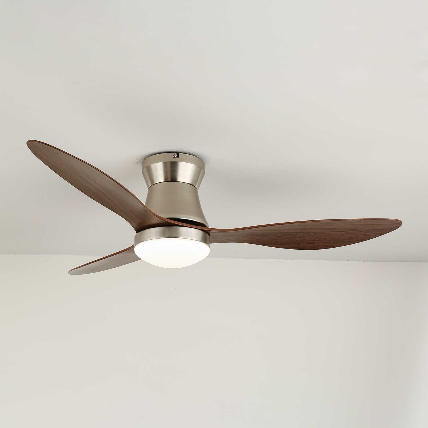 Lámpara Ventilador de Techo Moderna Zerath de Madera desde un ángulo diferente