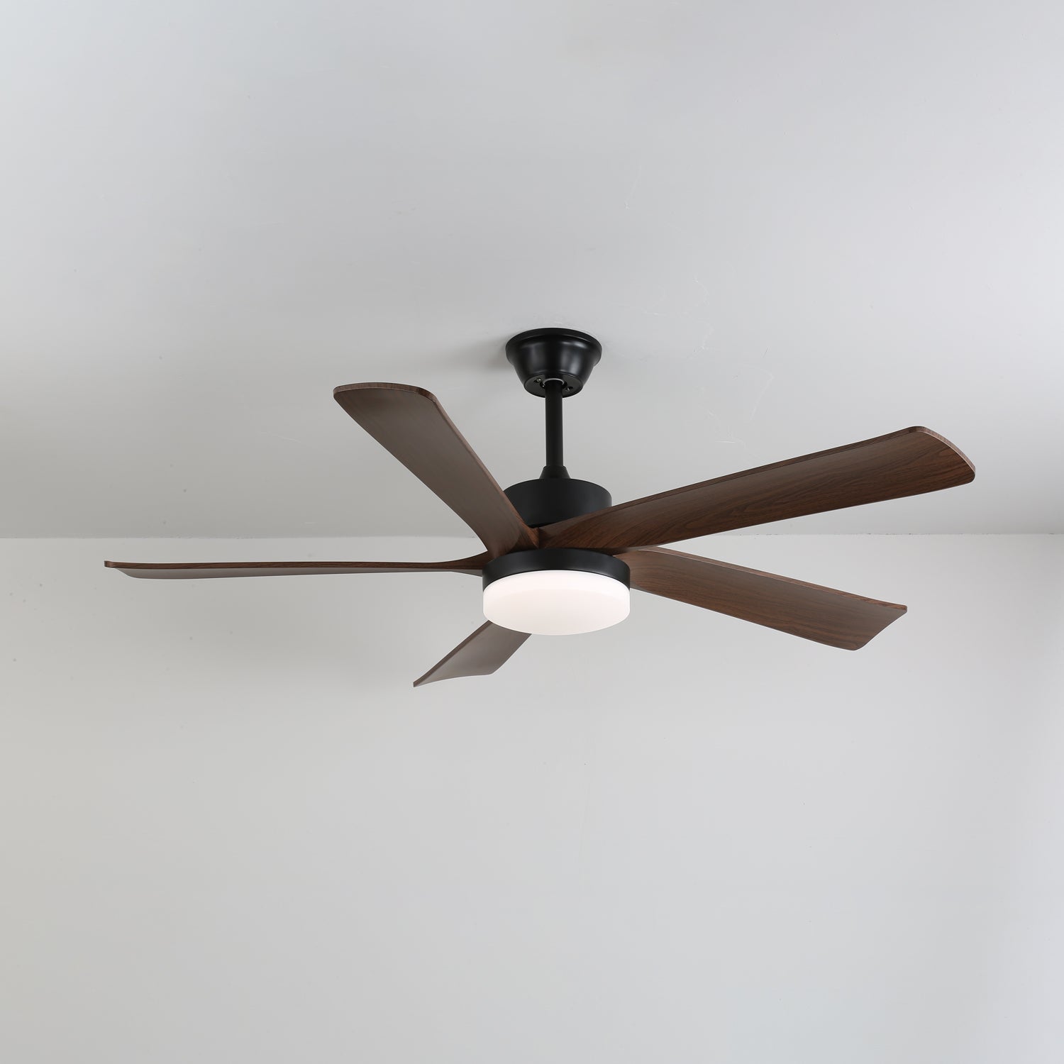 Primer plano del ventilador de techo Eryndor con aspas de madera