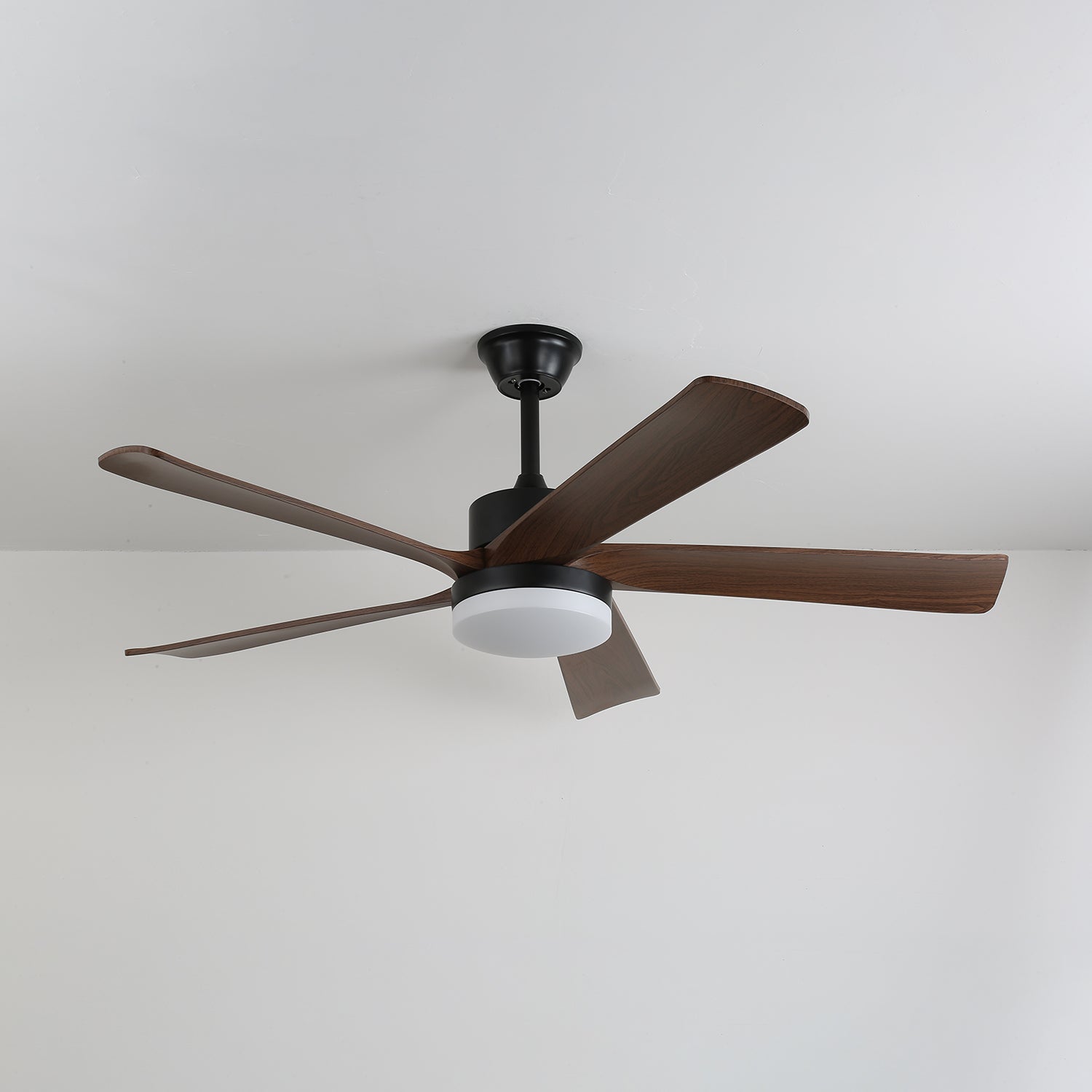 Ventilador de techo Eryndor mostrando su diseño moderno