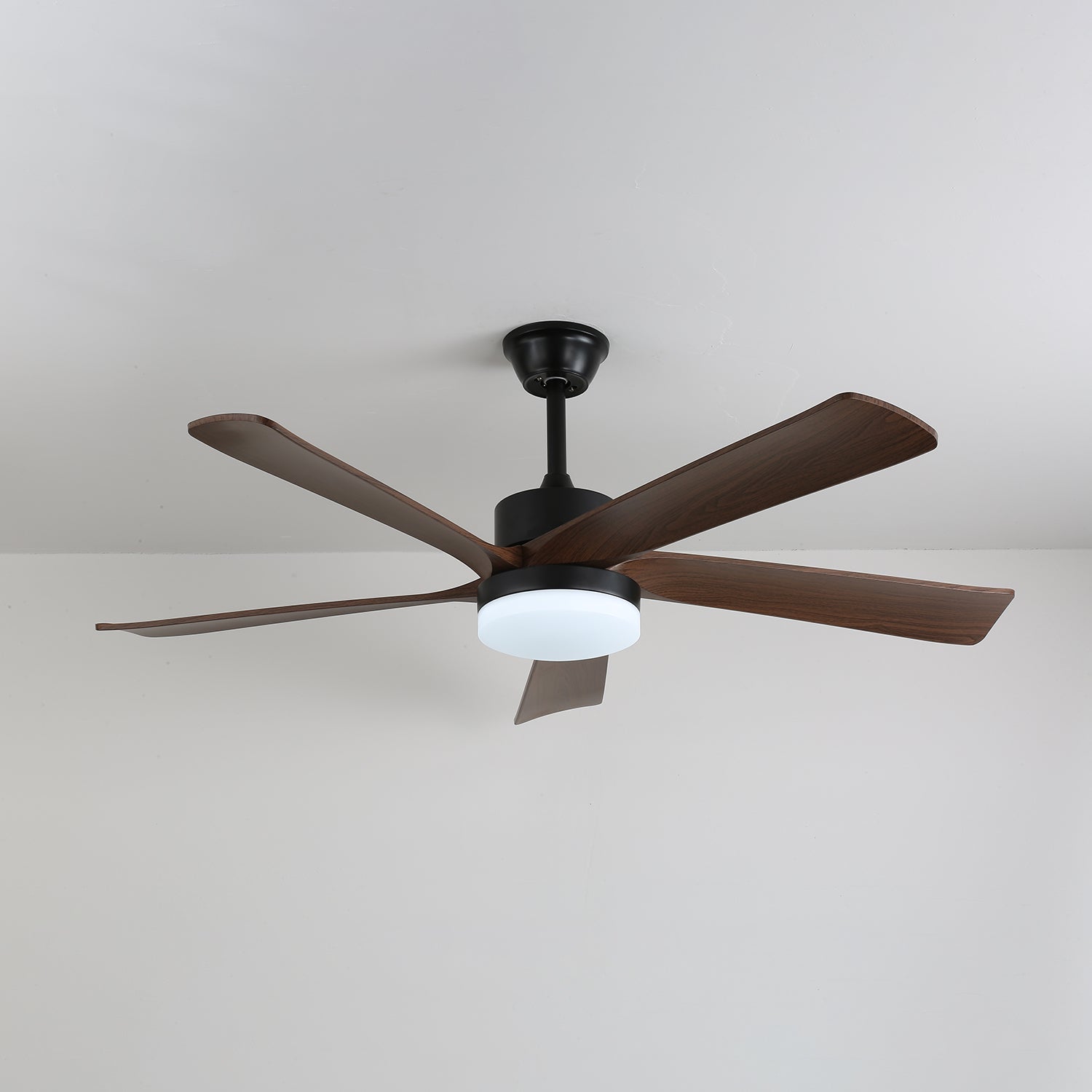 Ventilador de techo Eryndor, mostrando las aspas de madera de nogal