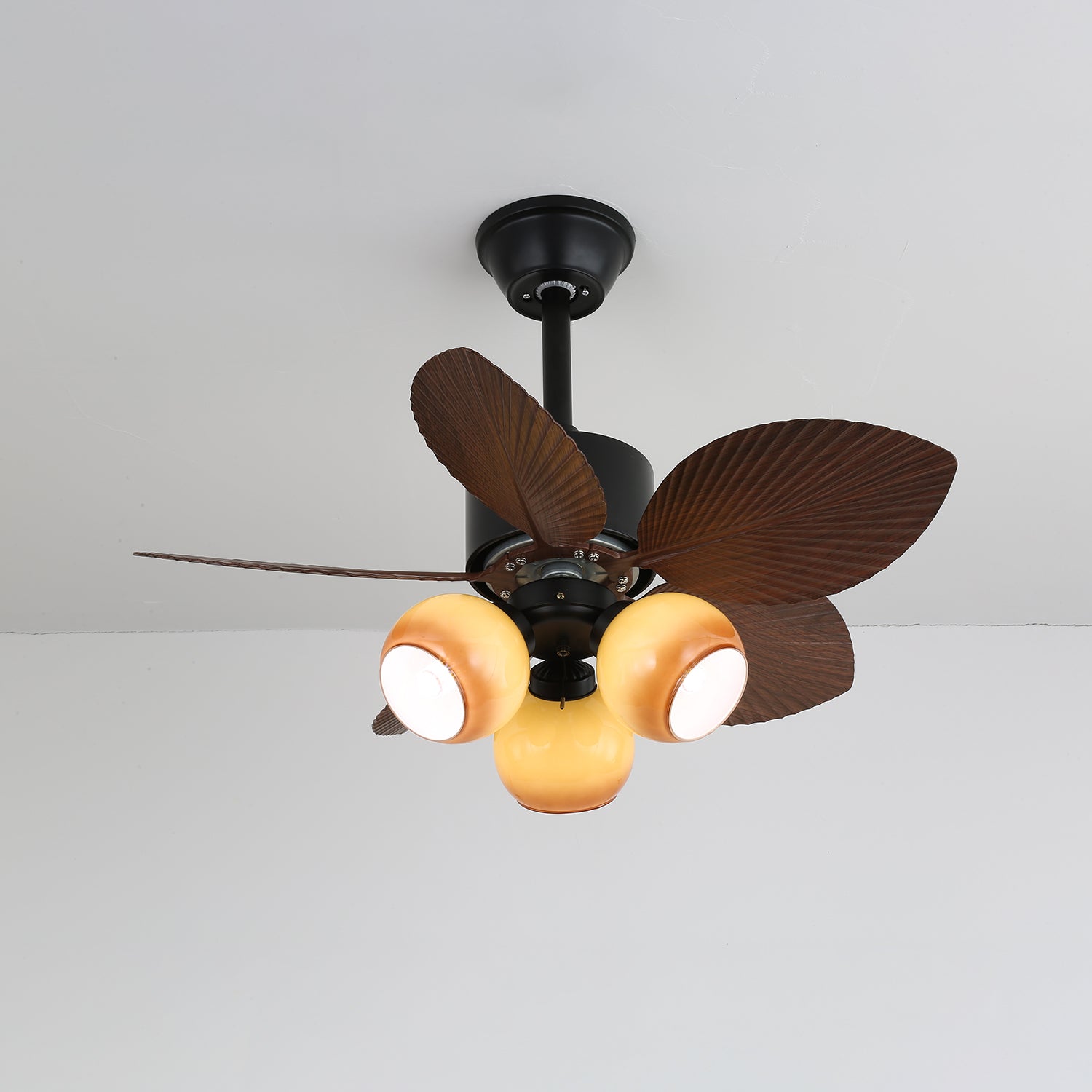 Vista del ventilador con luz desde un ángulo diferente, destacando su tamaño (Diámetro 76cm)