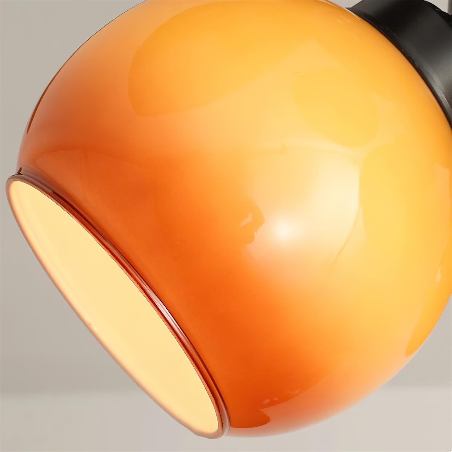 Foto de estilo de vida del ventilador con luz Nerina proporcionando circulación de aire e iluminación