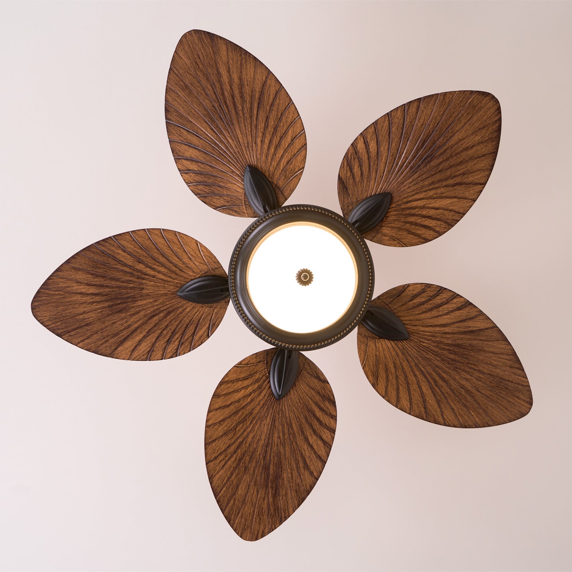 Ventilador de Techo Tropical Virel de Madera con Luz, ángulo diferente