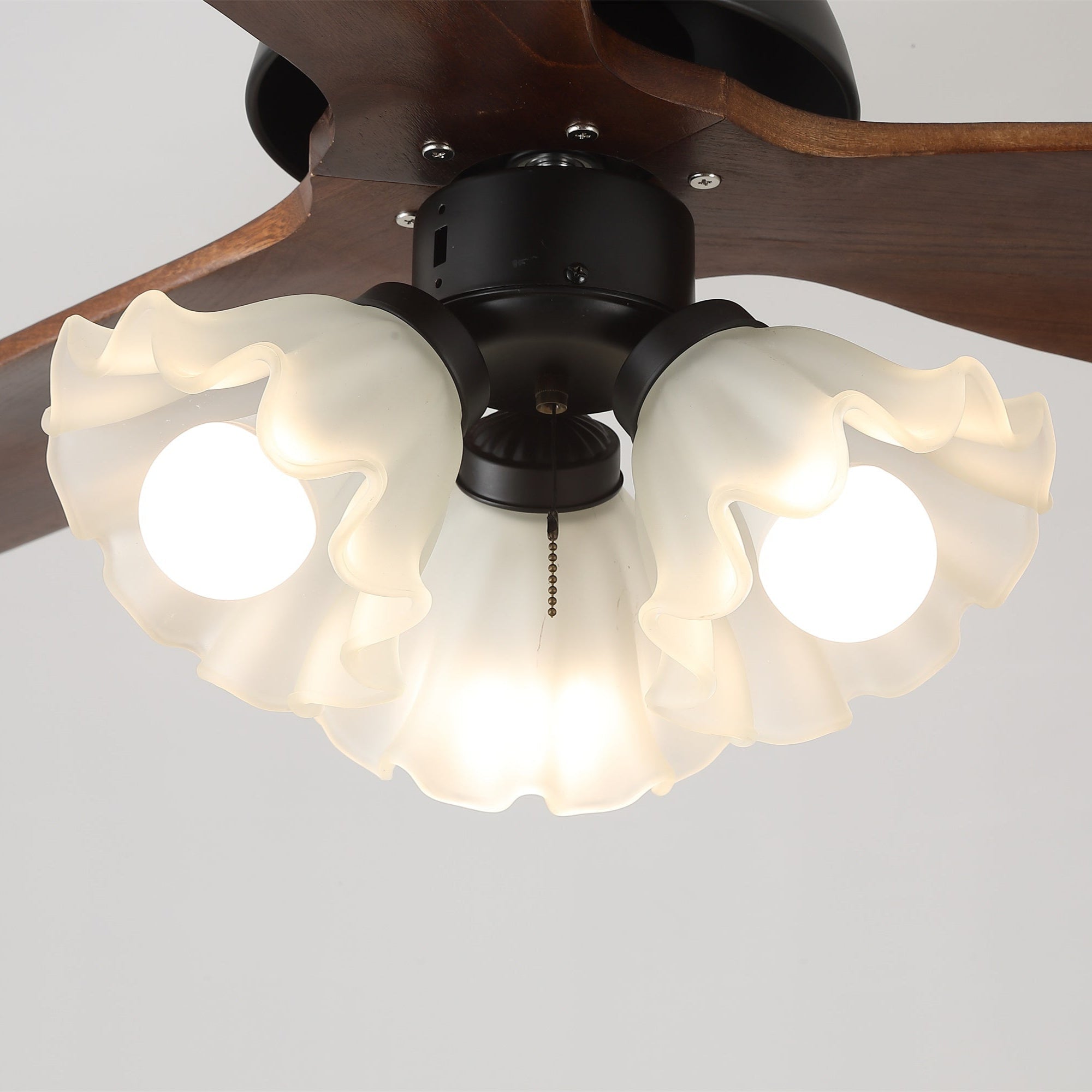 Ventilador de Techo con Luz Novrik Air en opción de acabado negro.