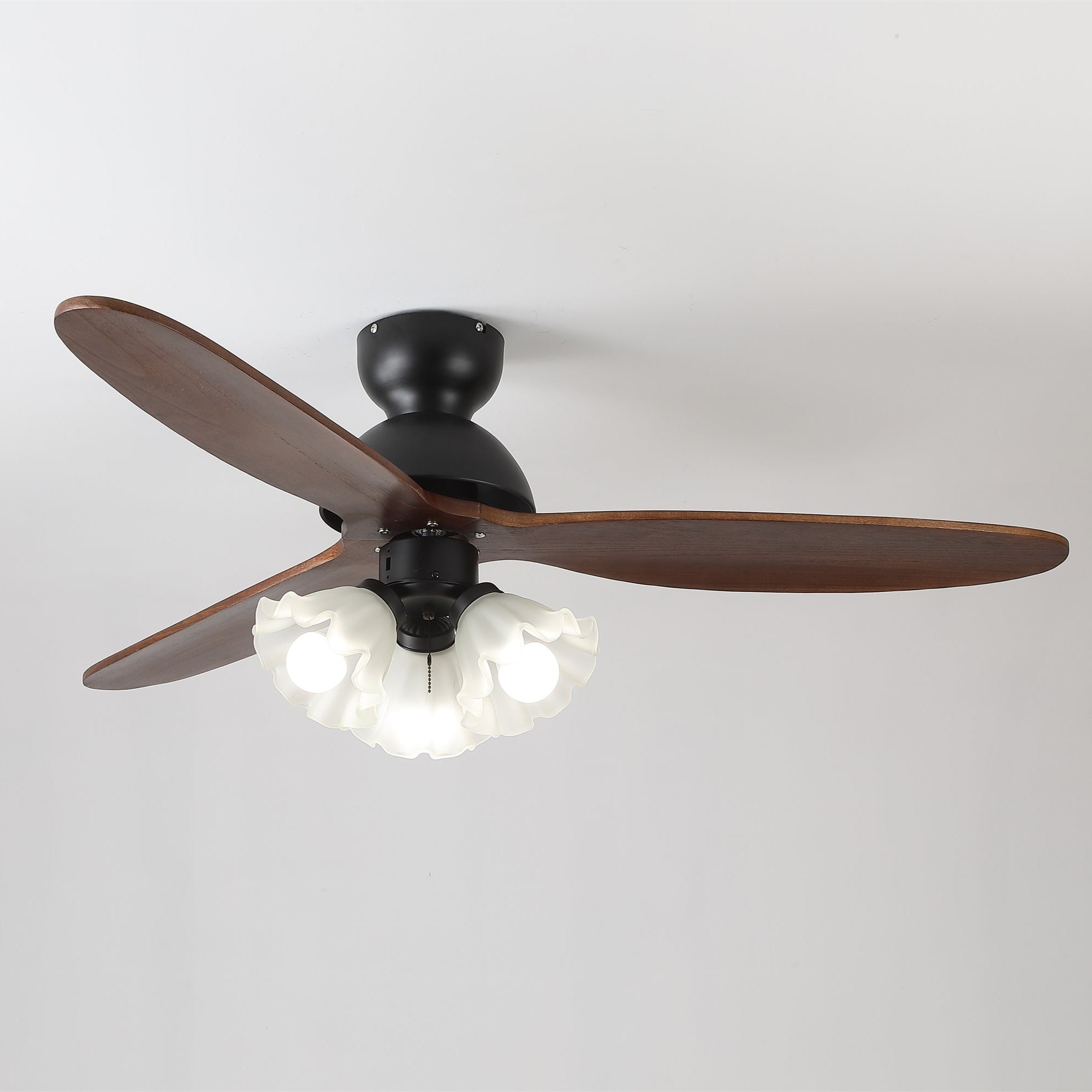 Moderno ventilador de techo con luz en un salón, acabado nogal.