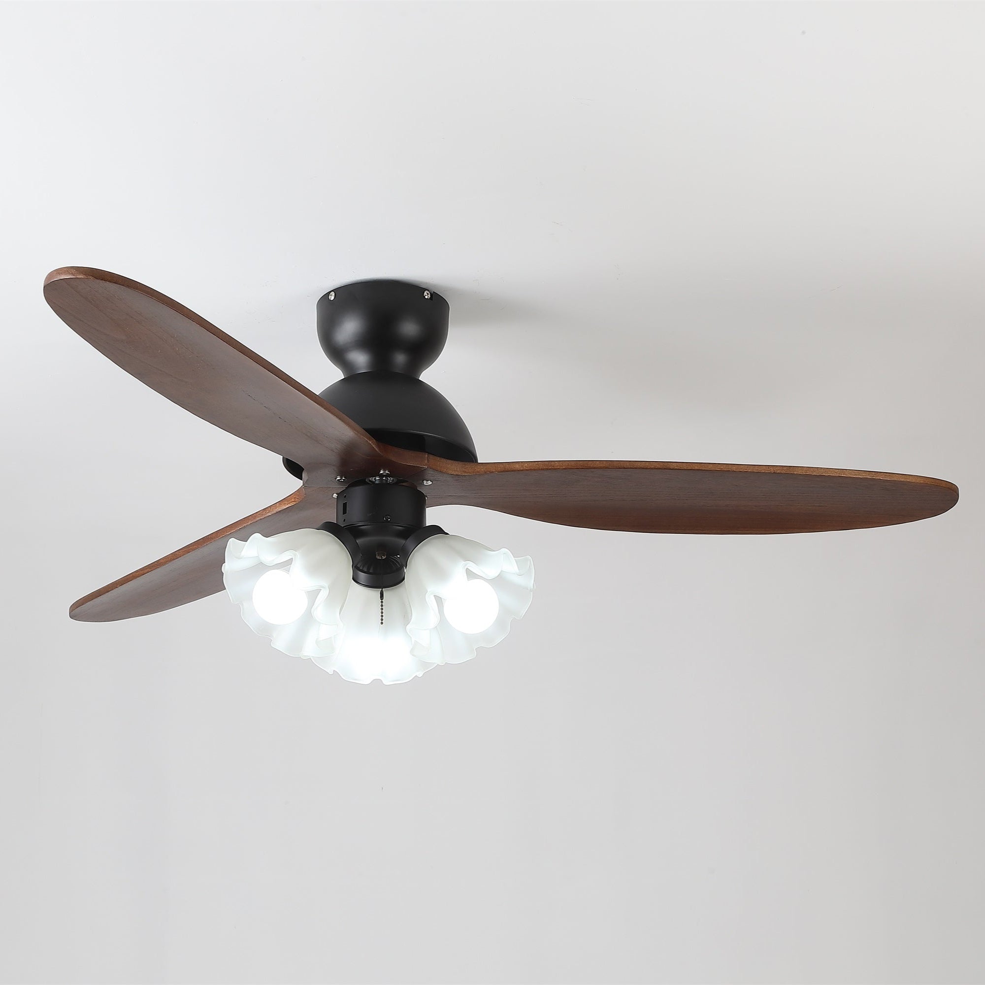 Primer plano de las aspas de madera y la luz LED integrada del ventilador Novrik Air.