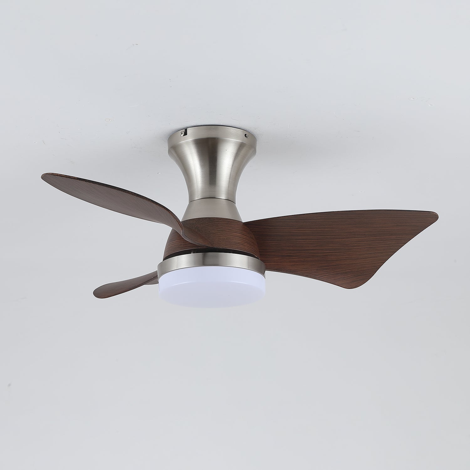 Lámpara Ventilador de Techo Aureon instalada en un techo en un ambiente de habitación