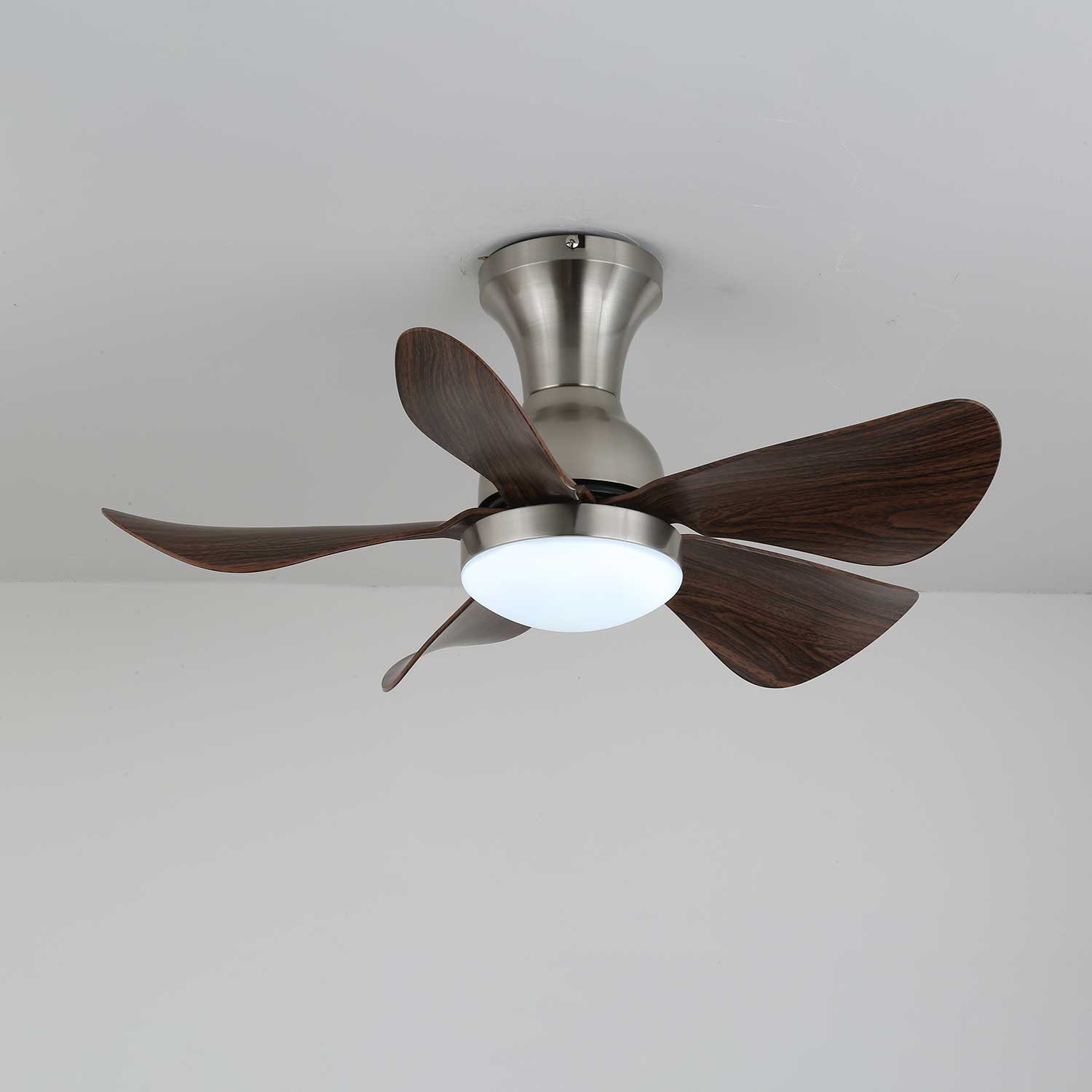 Mando a distancia para el ventilador de techo moderno Novaro con luz y acabado madera.