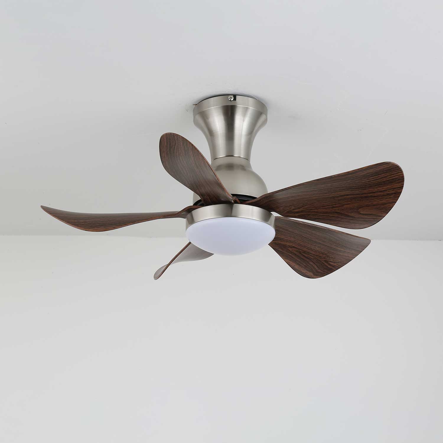 Ventilador de Techo Moderno Novaro con Luz y Acabado Madera