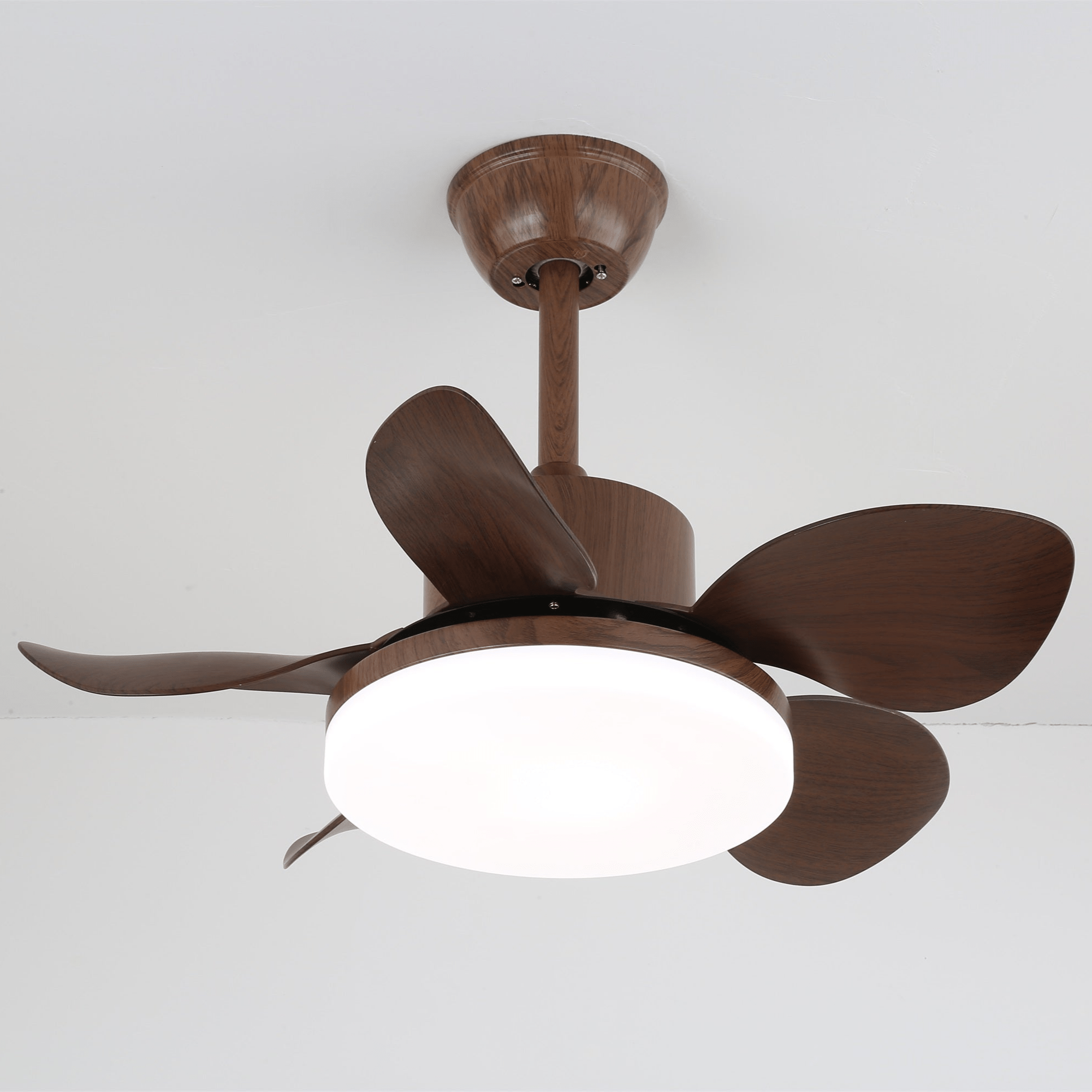 Vista lateral del ventilador de techo Alenya de madera con luz