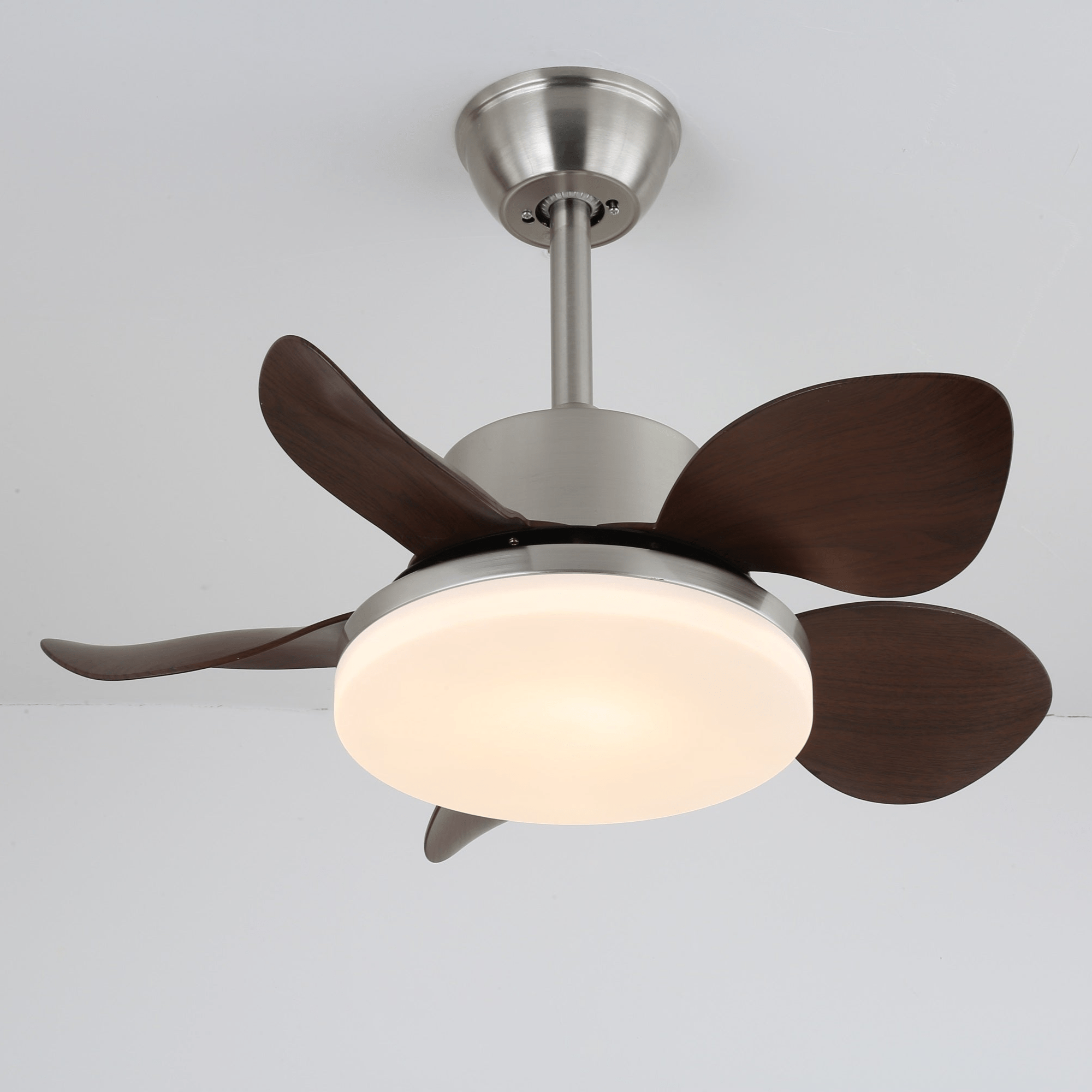 Ventilador de techo Alenya con luz y detalles en acabado níquel