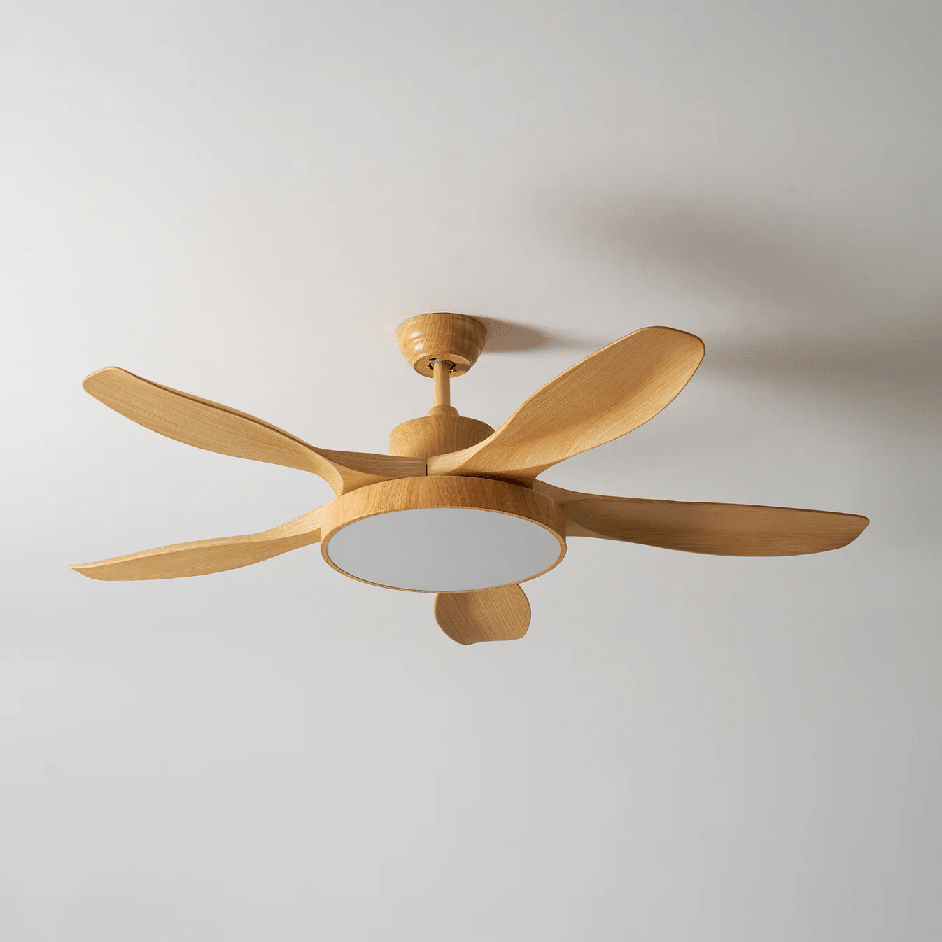 Ventilador de Techo con Luz StillWind con su mando a distancia para el control de 6 velocidades del ventilador y la luz.