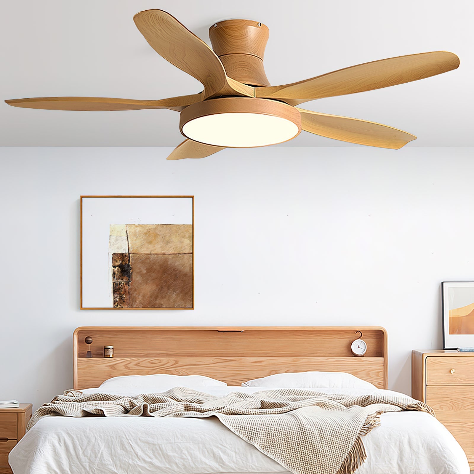 Foto de ambiente del ventilador con luz StillWind realzando el interior de un dormitorio.