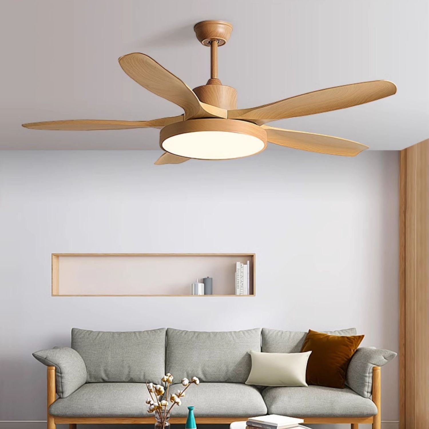 Vista de cerca de las aspas de imitación madera y la luz LED integrada del Ventilador de Techo con Luz StillWind.
