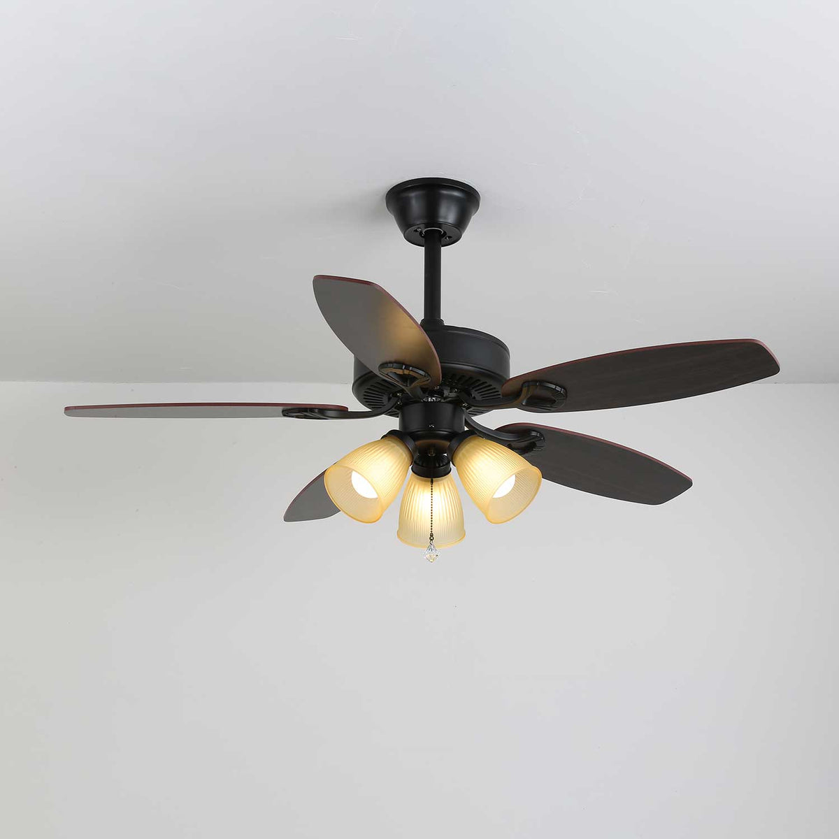 Ventilador de Techo Calviera Vintage de Madera y Cristal con Luz en un interior minimalista