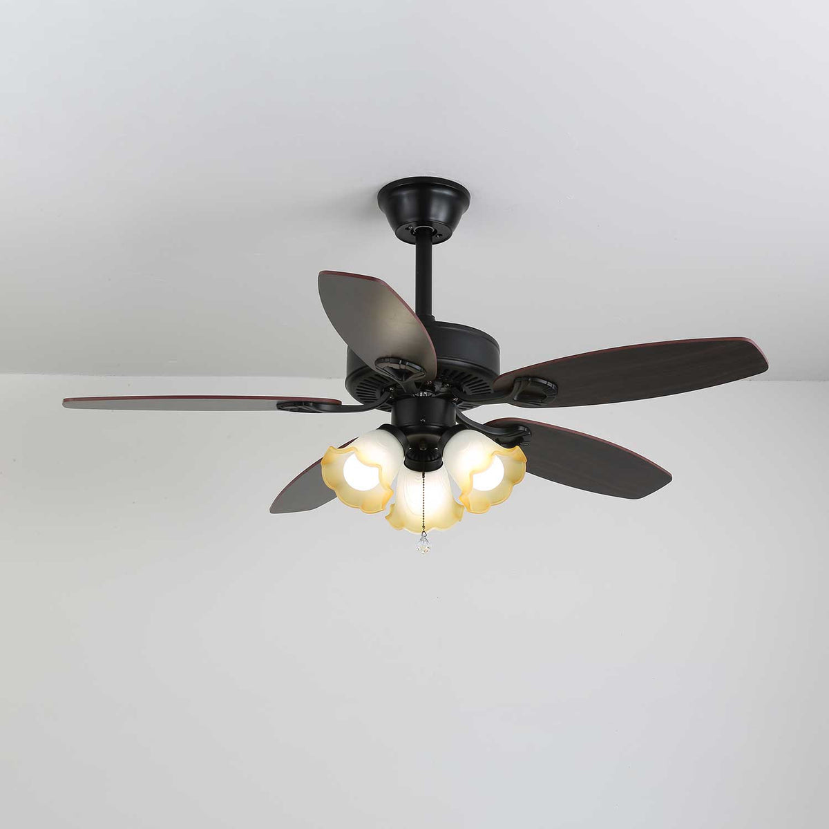 Ventilador de Techo Calviera Vintage de Madera y Cristal con Luz en una decoración rústica