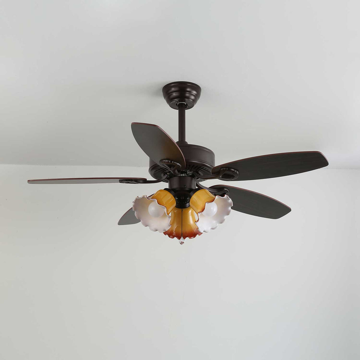 Ventilador de Techo Calviera Vintage de Madera y Cristal con Luz con un brillo cálido