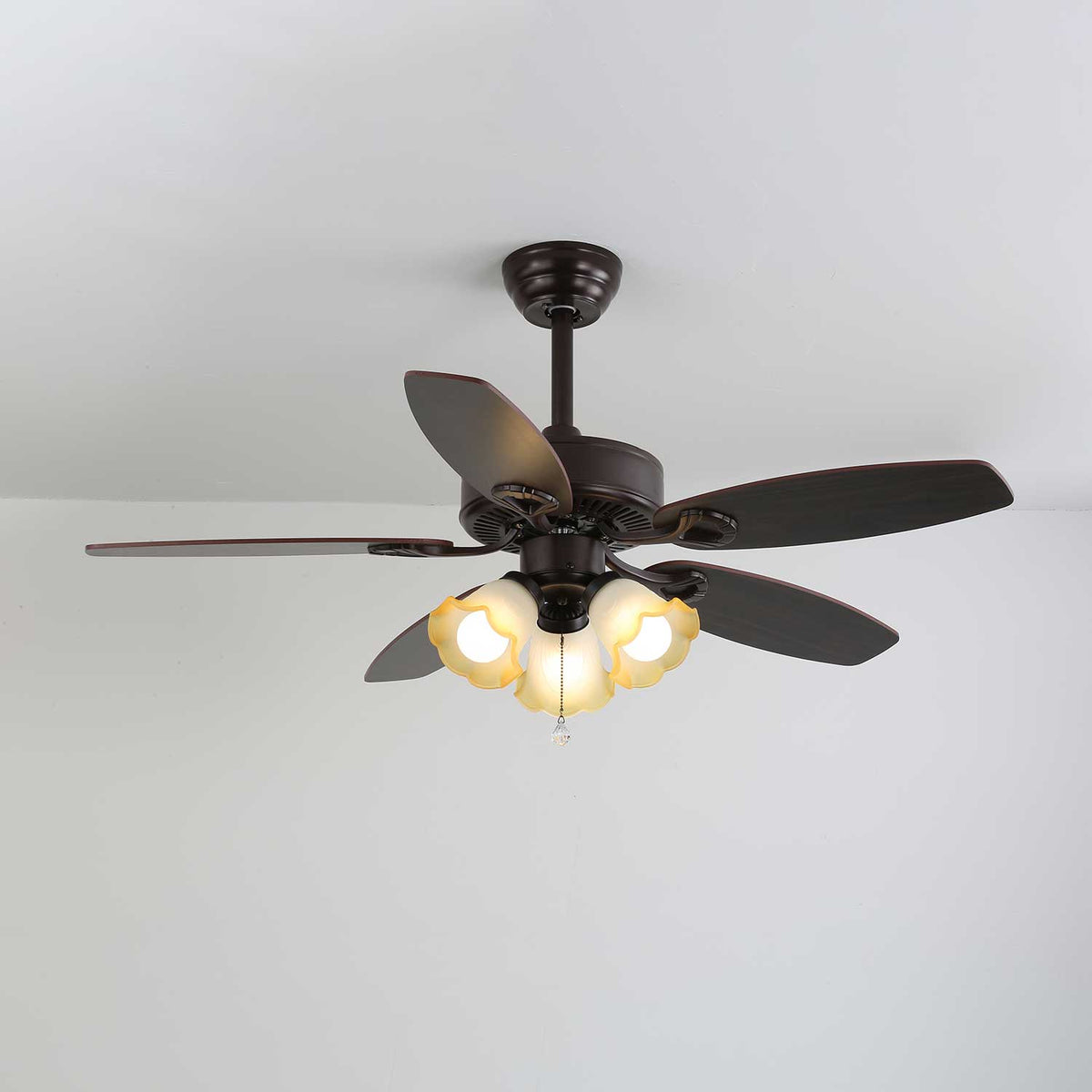 Ventilador de Techo Calviera Vintage de Madera y Cristal con Luz en un espacio contemporáneo