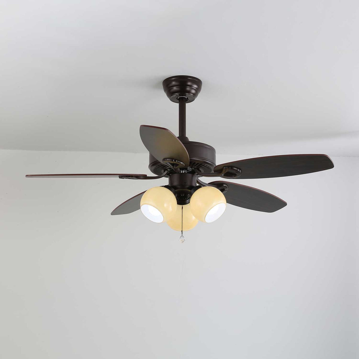 Ventilador de Techo Calviera Vintage de Madera y Cristal con Luz proporcionando luz y circulación de aire