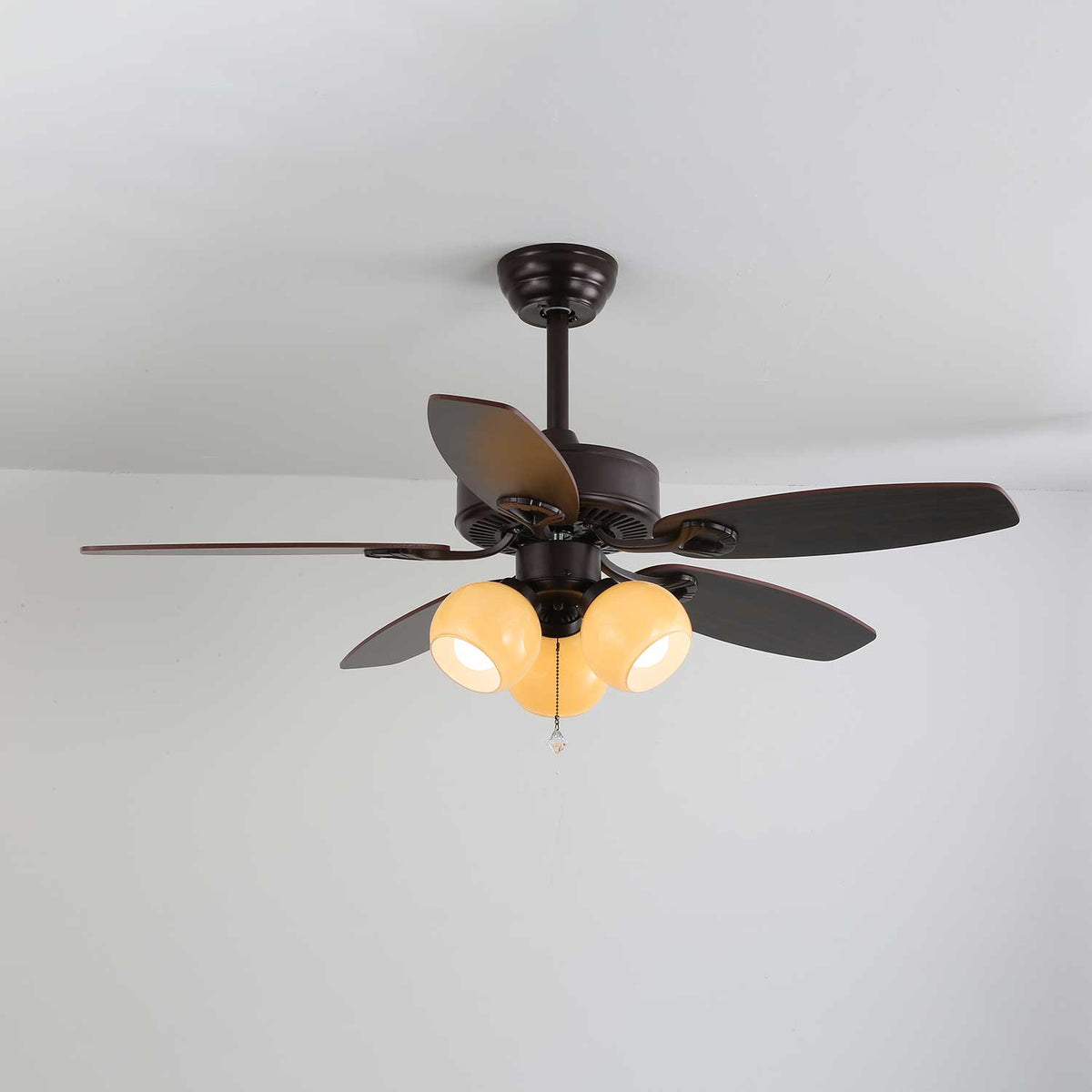 Ventilador de Techo Calviera Vintage de Madera y Cristal con Luz en un interior residencial