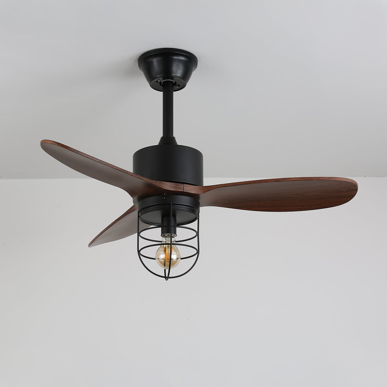 Ventilador de Techo Industrial de Madera Brisora con Luz, primer plano de la luminaria