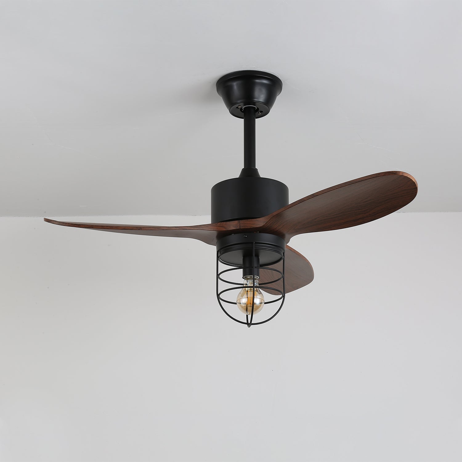 Ventilador de Techo Industrial de Madera Brisora con Luz, instalado en una sala de estar