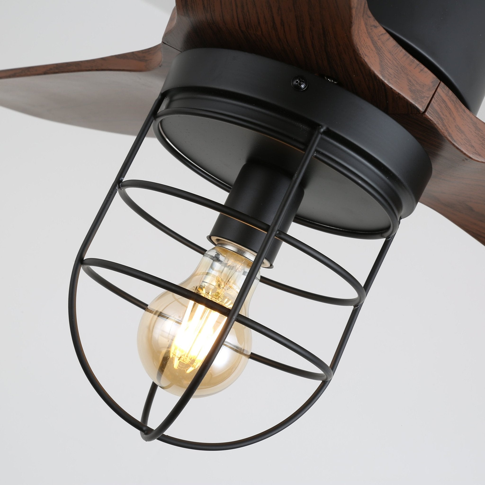 Ventilador de Techo Industrial de Madera Brisora con Luz, en un interior industrial moderno