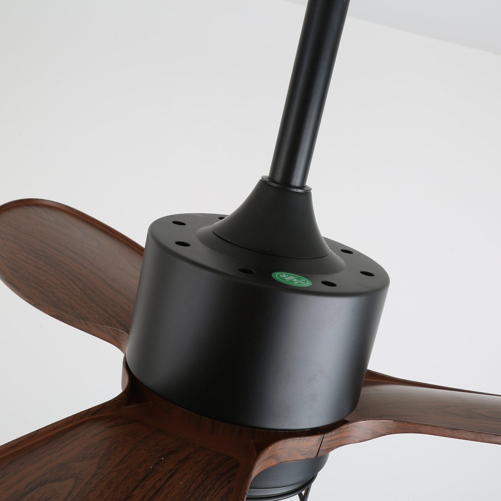 Ventilador de Techo Industrial de Madera Brisora con Luz, destacando las aspas de ABS