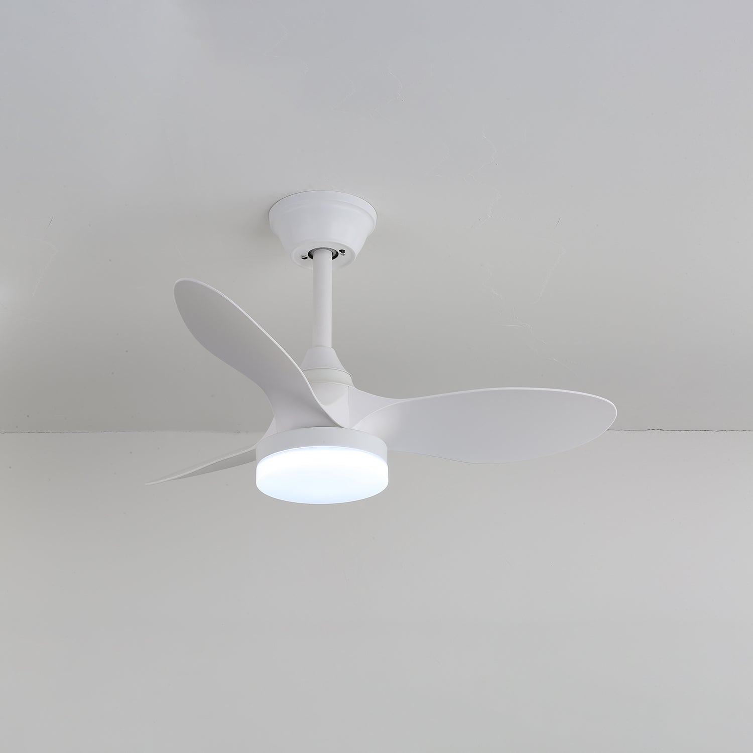 Diagrama dimensional del ventilador de techo moderno Aelric con luz