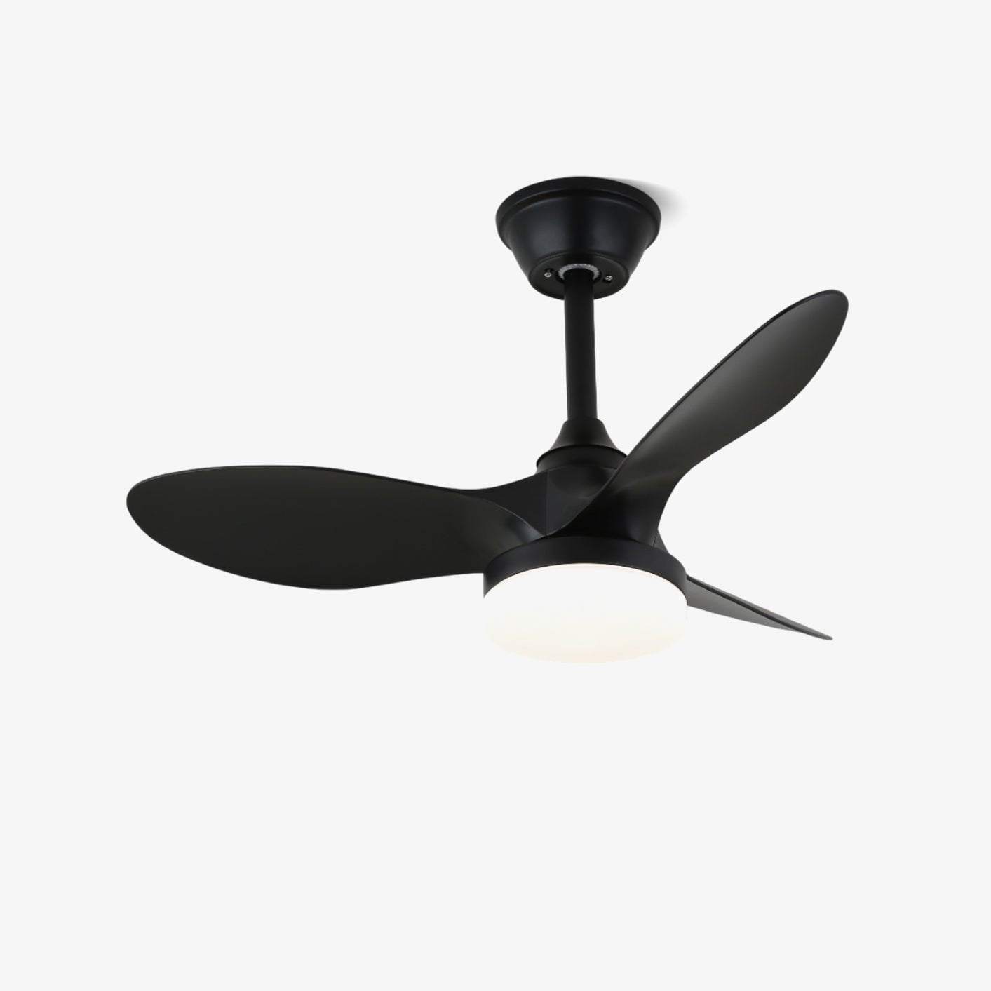 Ventilador de techo moderno Aelric con luz en un espacio de vida contemporáneo