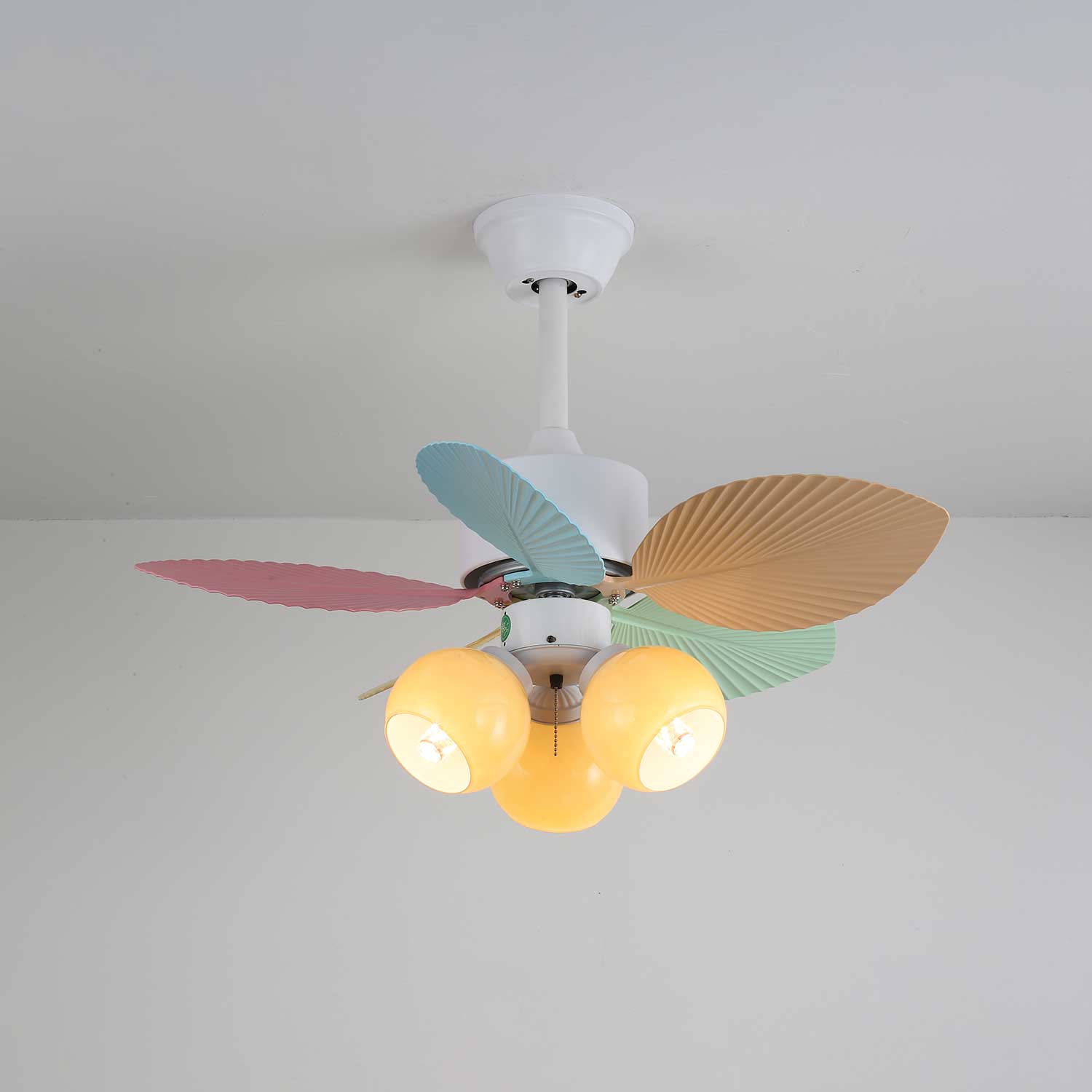 Ventilador de Techo Liora de Cristal Colorido, con el ventilador apagado