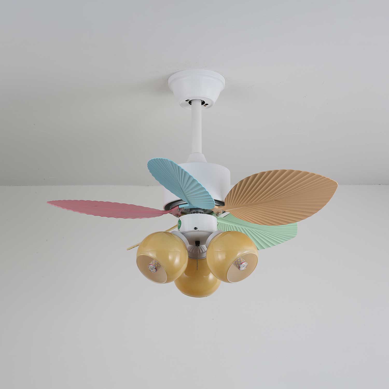 Ventilador de Techo Liora de Cristal Colorido, en una guardería