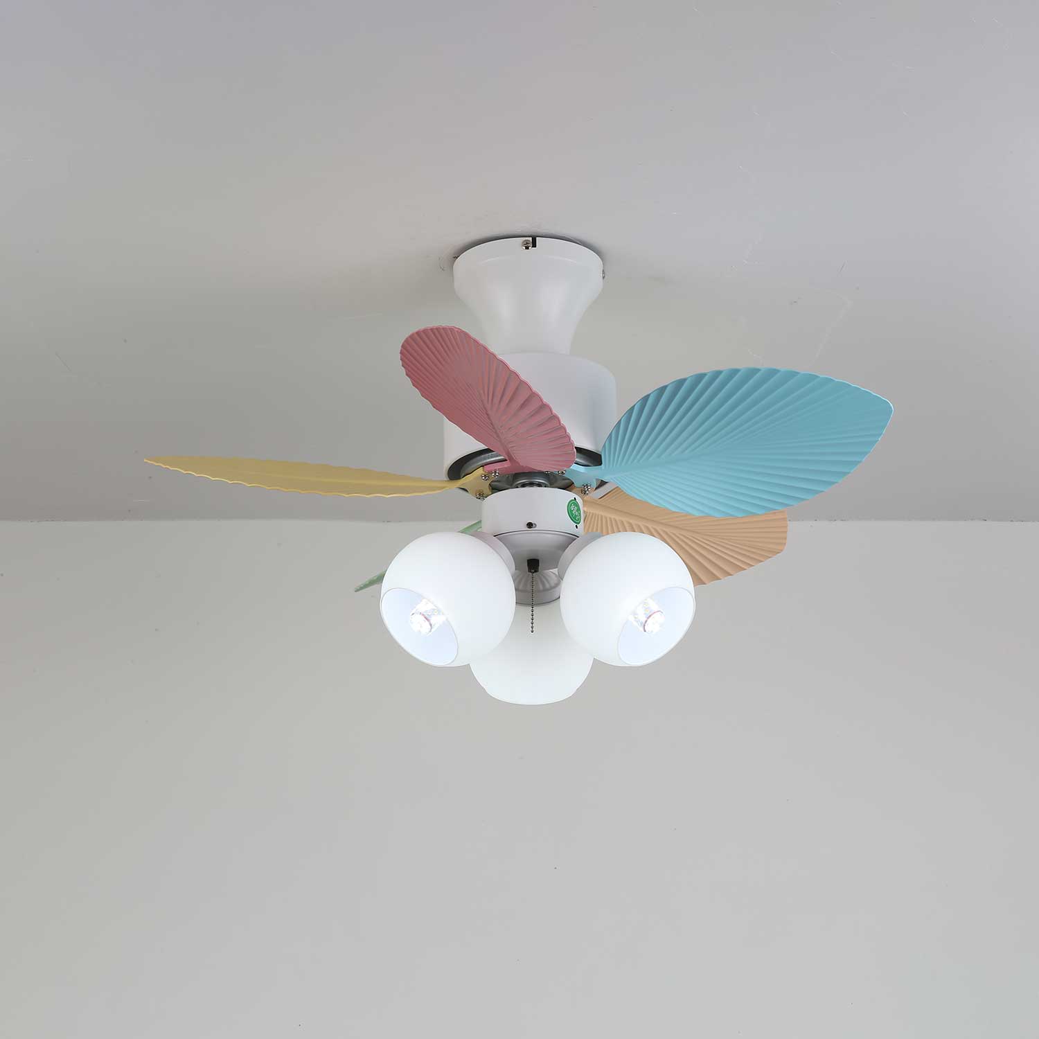 Ventilador de Techo Liora de Cristal Colorido, en un estudio