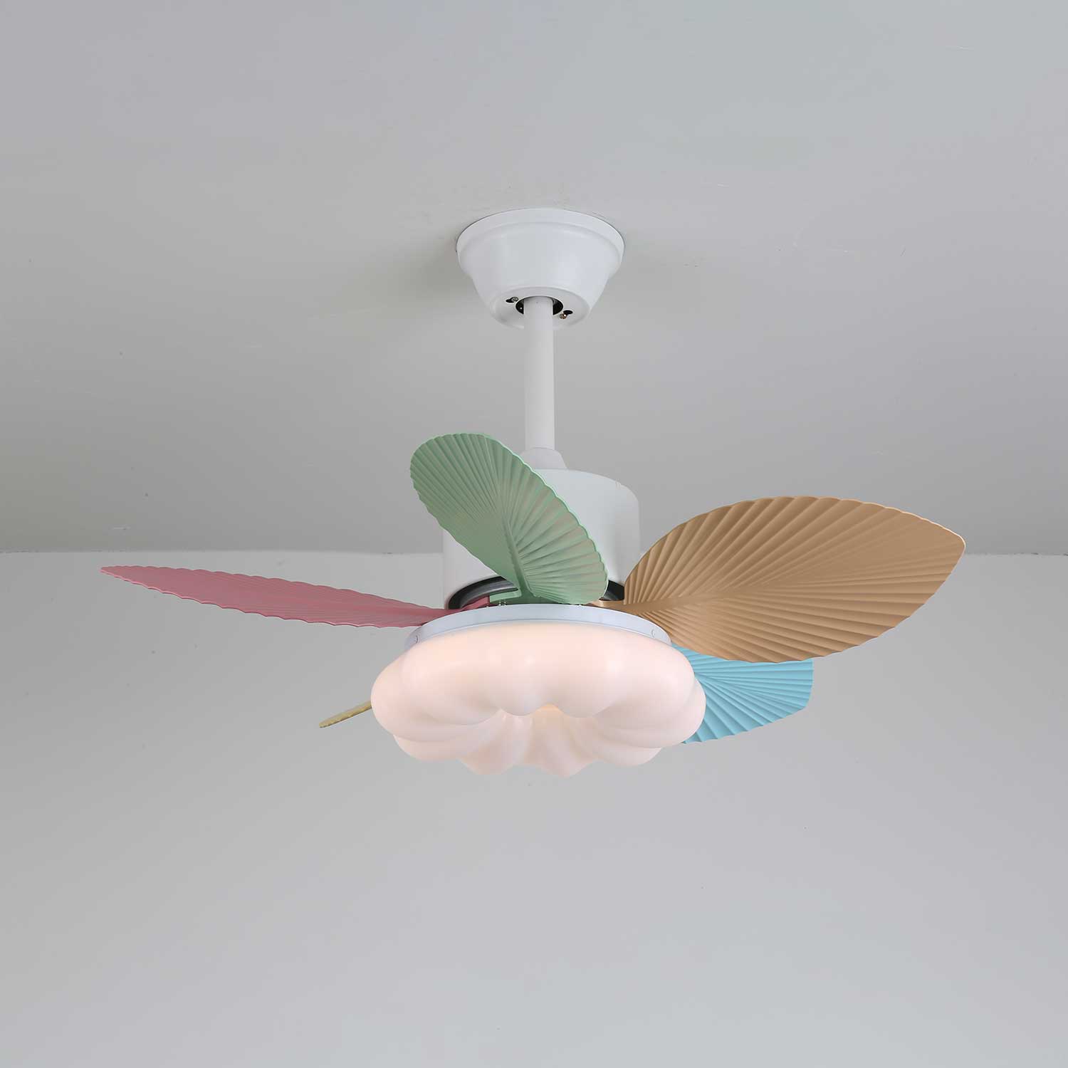 Ventilador de Techo Liora de Cristal Colorido, mostrando variaciones del modelo