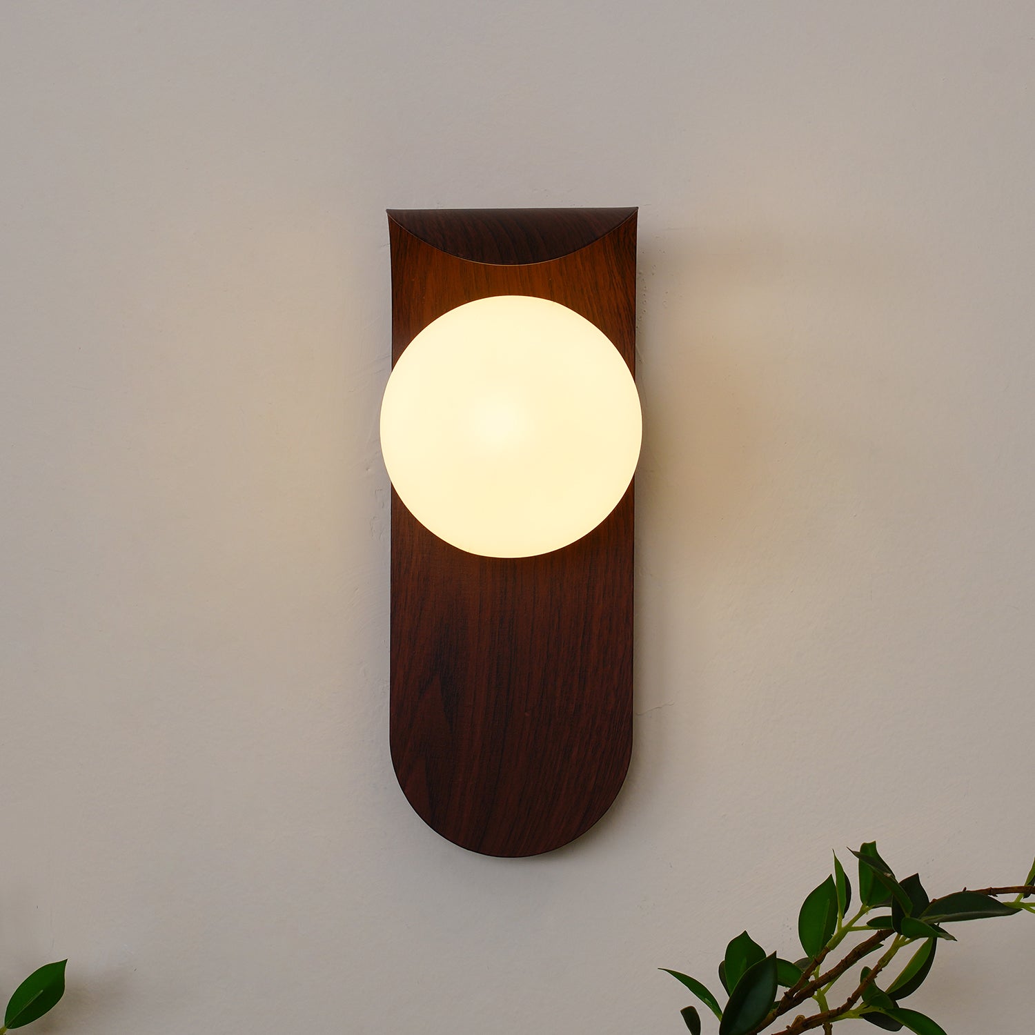 Muto Lámpara de Pared Interior de Madera / Nogal